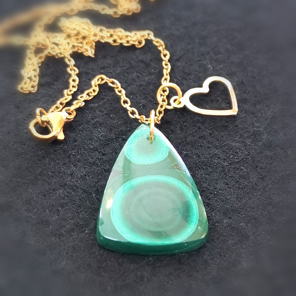Malachit Tropfen Karma Kette mit Herz-Charm – geweiht für Herzöffnung & innere Balance