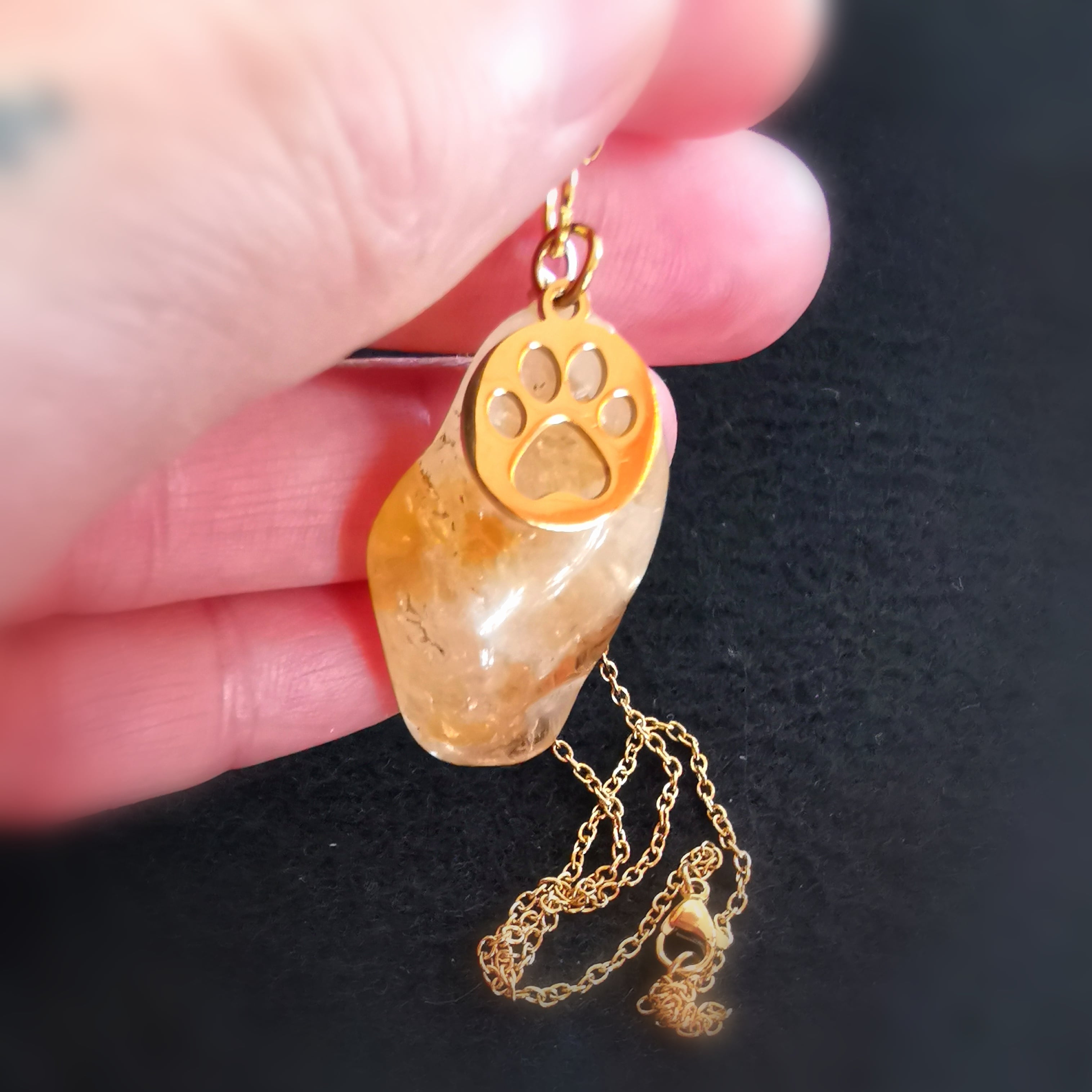 🐾 Citrin Pfote Charm Kette – Engel auf vier Pfoten, geweiht für Freude & Vertrauen