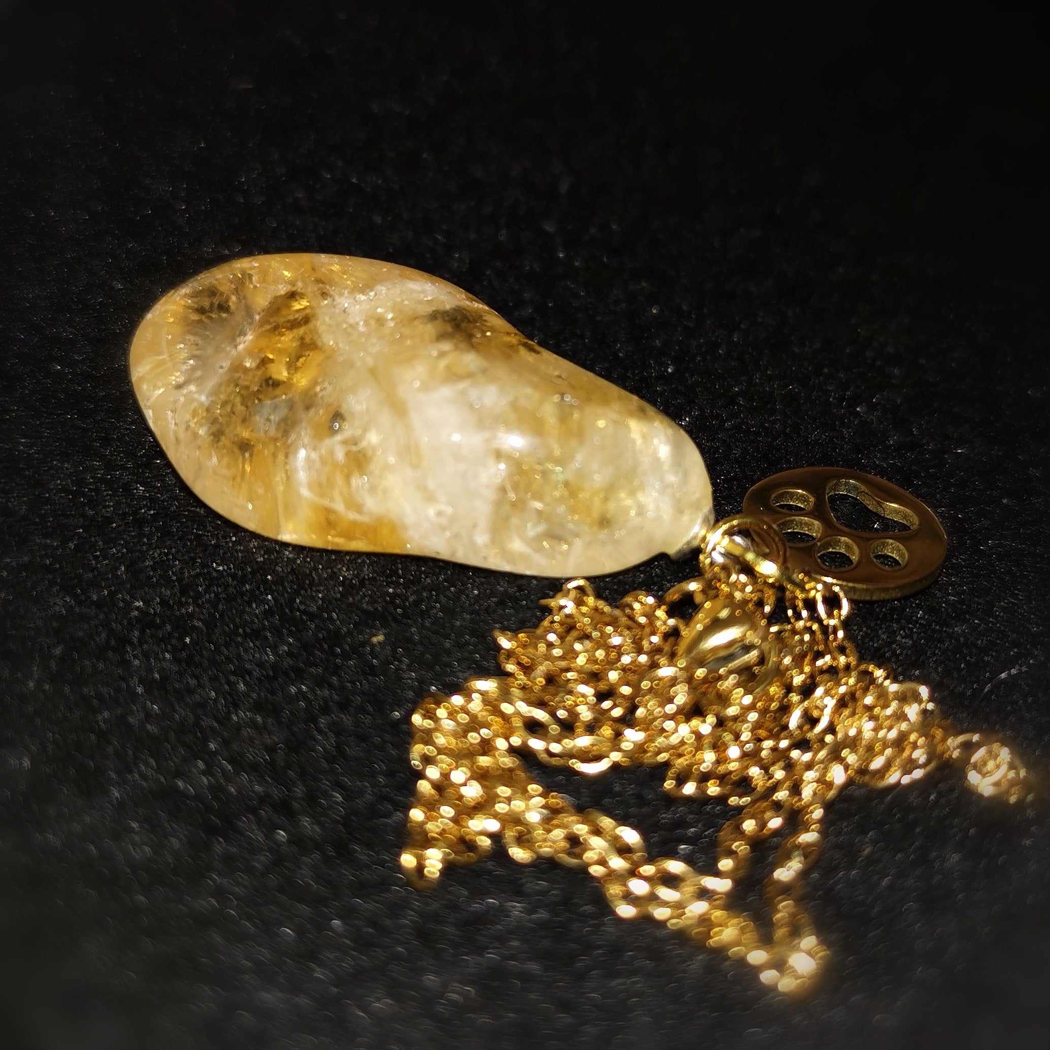 🐾 Citrin Pfote Charm Kette – Engel auf vier Pfoten, geweiht für Freude & Vertrauen