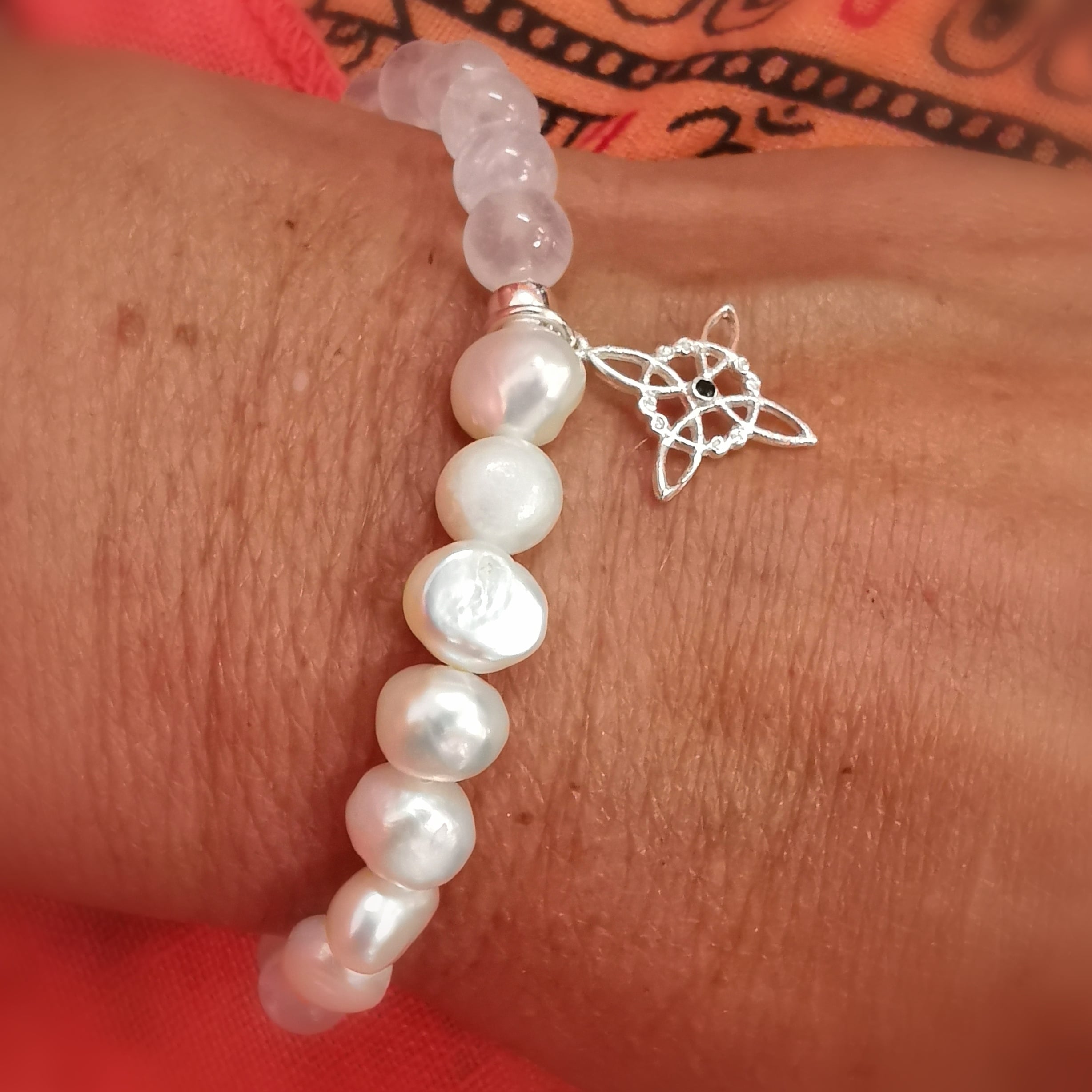 Mondstein Edelstein & Perle Karma Armband mit Hexenknoten – geweiht für Licht, Liebe & Schutz