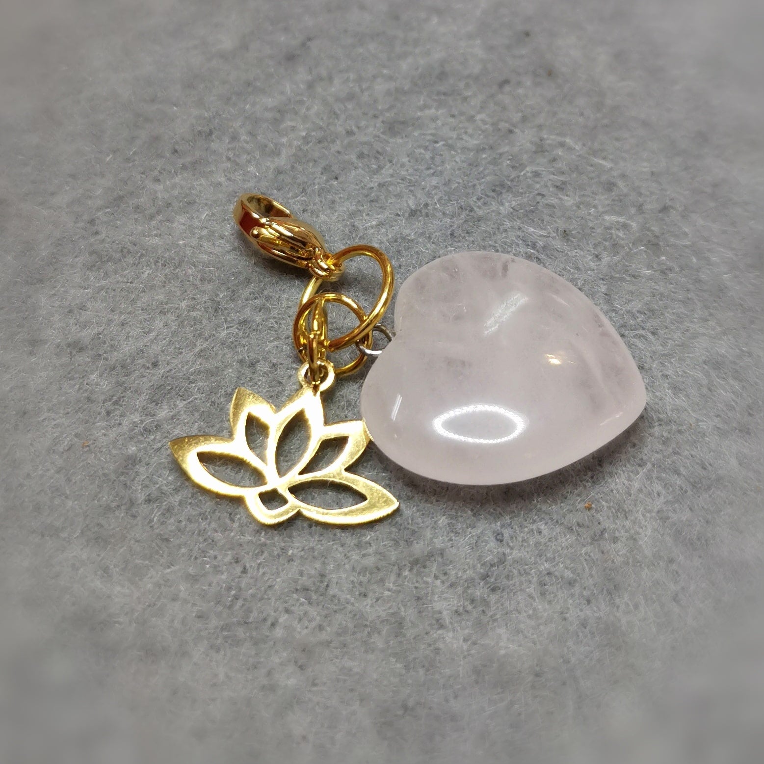 Rosenquarz Herz Edelstein Charm mit Lotus – Karma Anhänger für Liebe & spirituelles Wachstum
