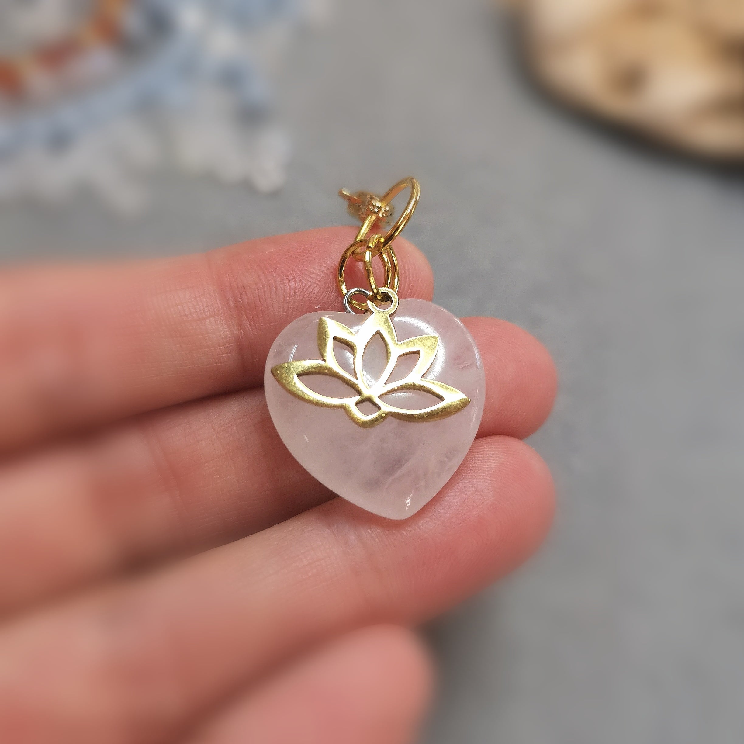 Rosenquarz Herz Edelstein Charm mit Lotus – Karma Anhänger für Liebe & spirituelles Wachstum