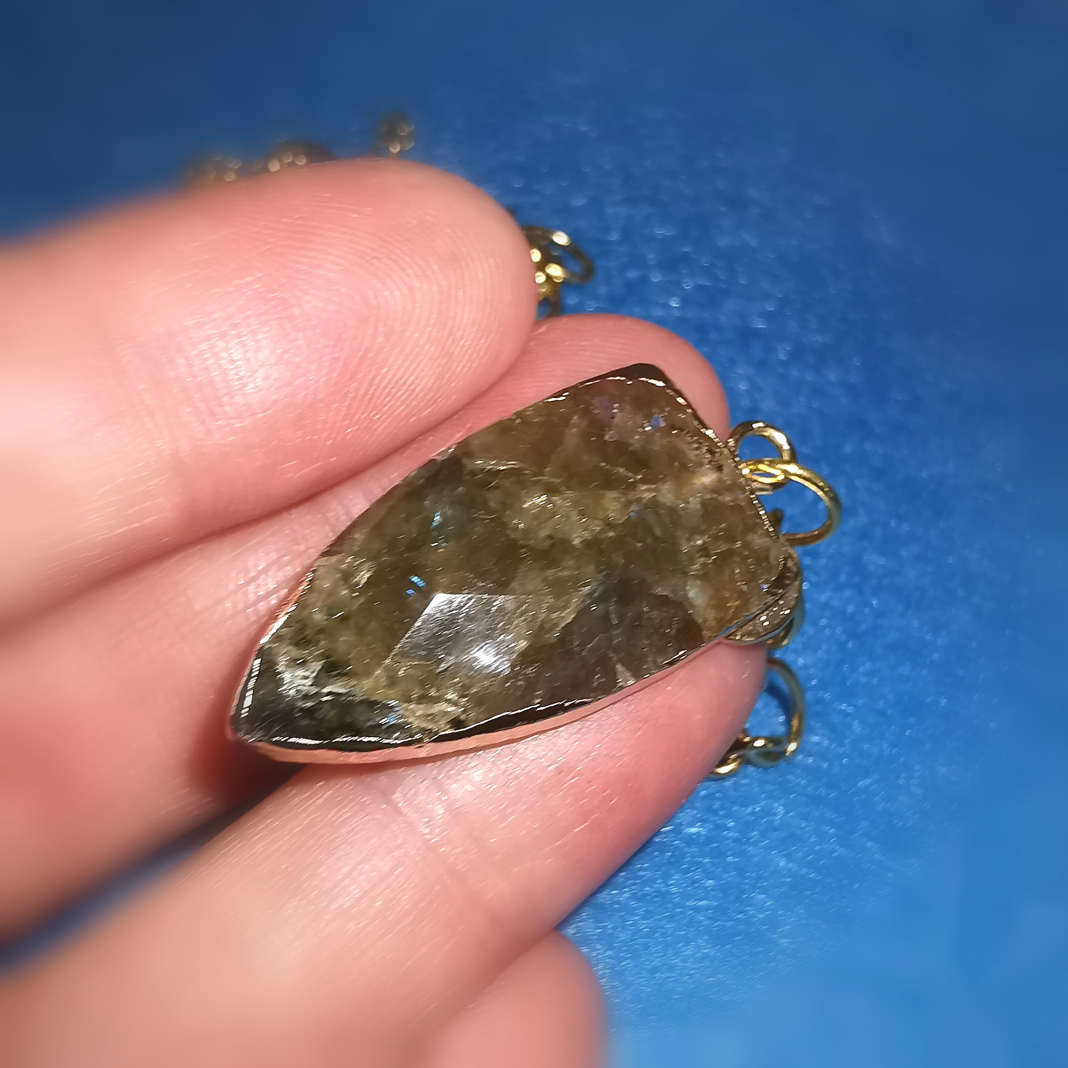 Labradorit Karma Edelstein Gold Kette mit Neumond Charm – geweiht für Intuition, Vertrauen & Neubeginn