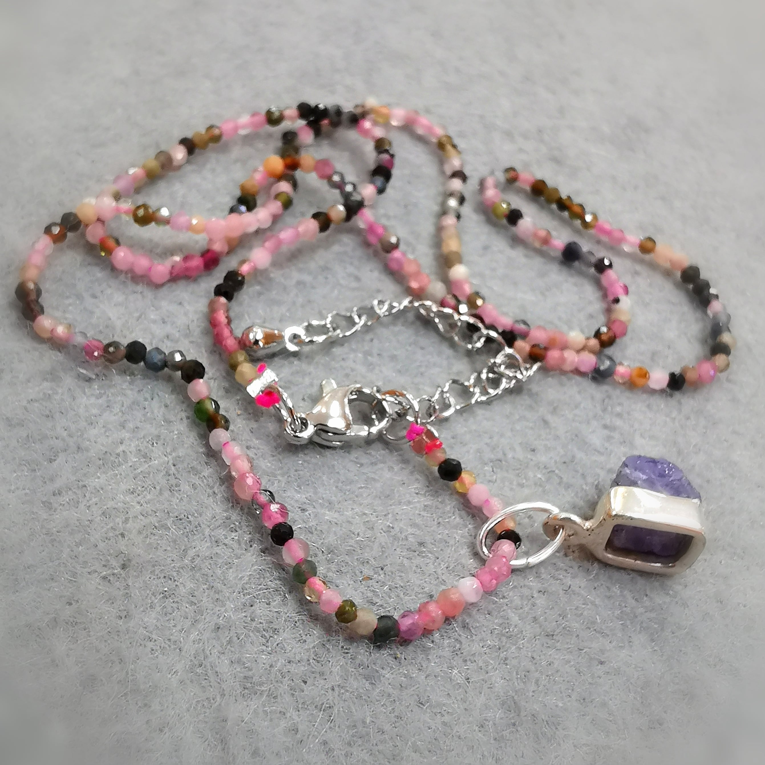 Multicolor Turmalin Edelstein Kette mit Tansanit Charm – geweiht für Harmonie, Schutz & Lebensfreude