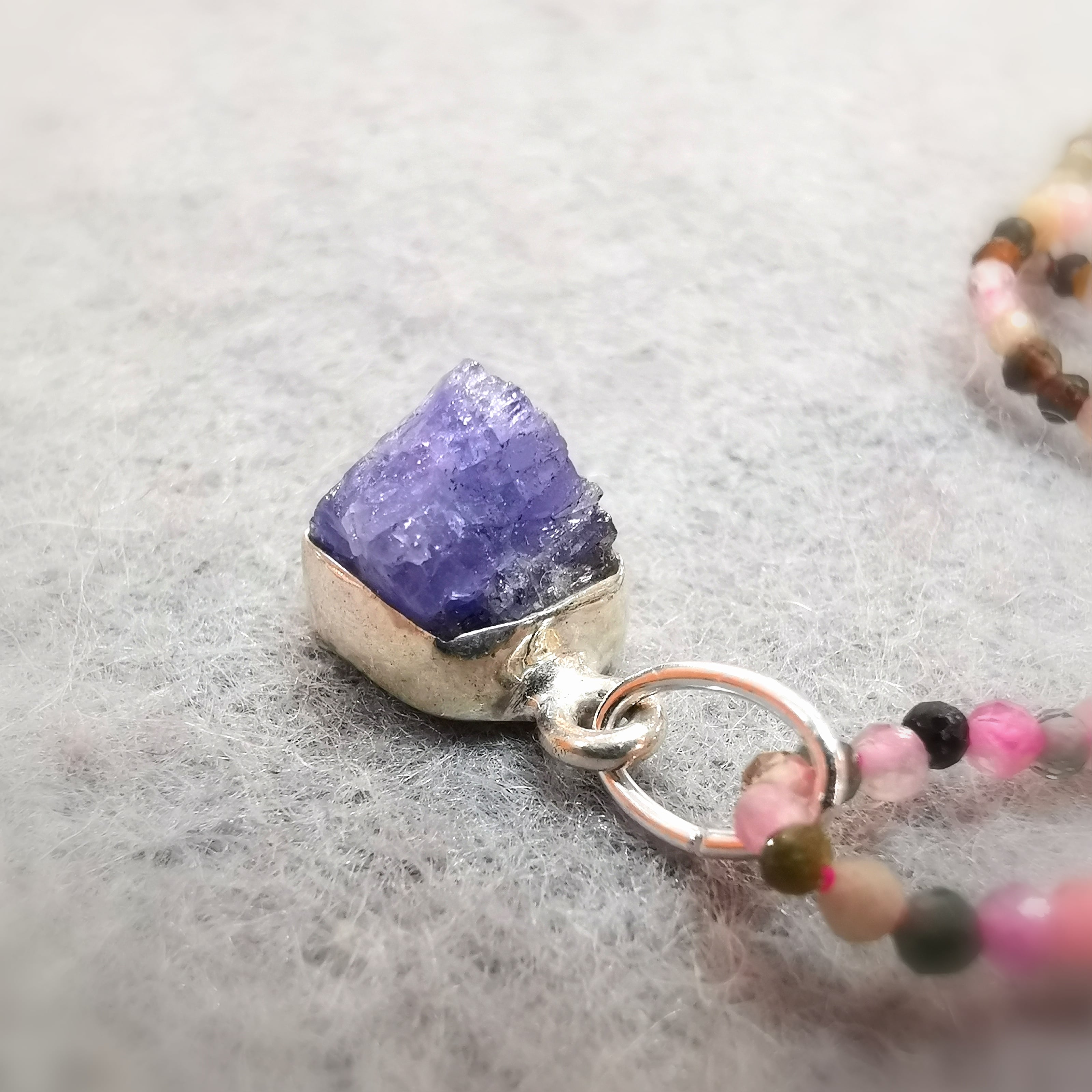 Multicolor Turmalin Edelstein Kette mit Tansanit Charm – geweiht für Harmonie, Schutz & Lebensfreude