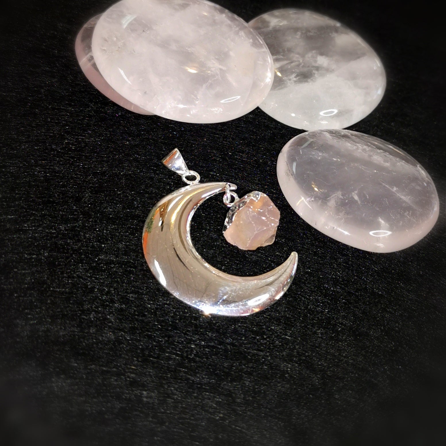Mond & Sterne Neumond Rosenquarz Edelstein Anhänger – für Liebe & neue Wege