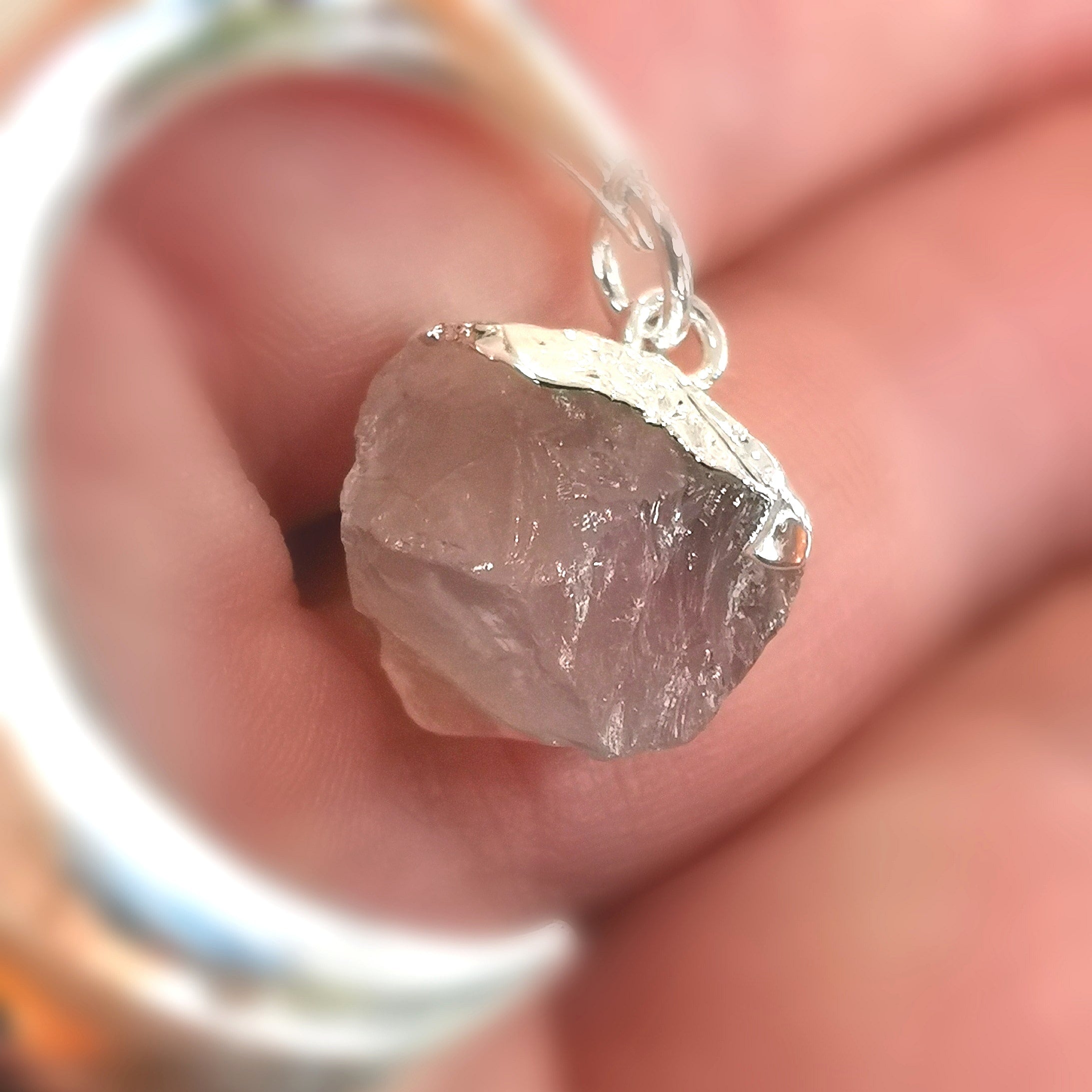 Mond & Sterne Neumond Rosenquarz Edelstein Anhänger – für Liebe & neue Wege