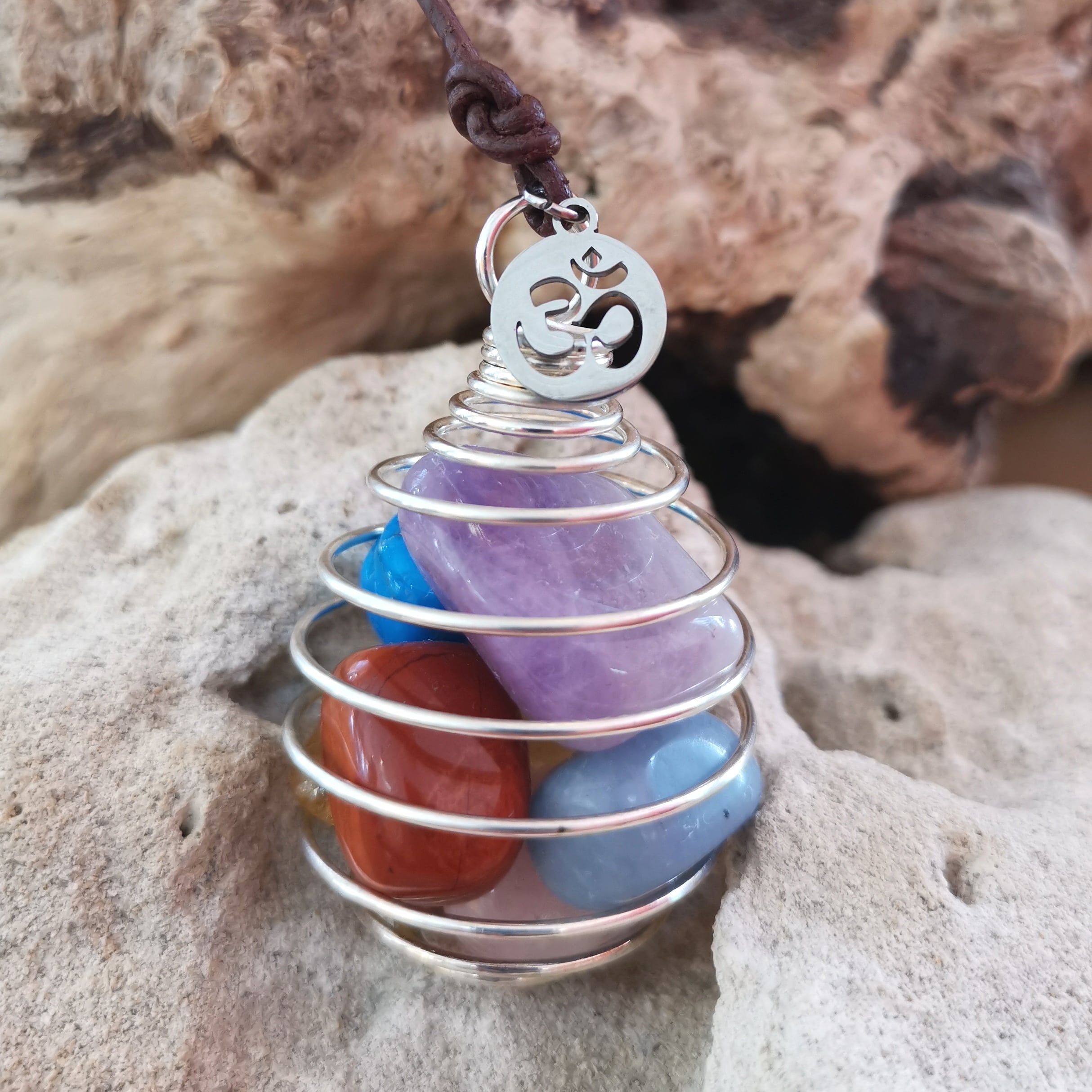 Chakra Balance Spiralen Anhänger Leder Kette – OM & 7 Edelsteine