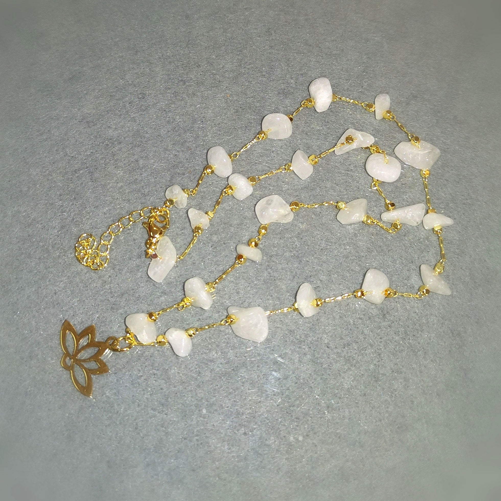 Mondstein Lotus Karma Kette Gold – Intuition, Weiblichkeit & innere Harmonie
