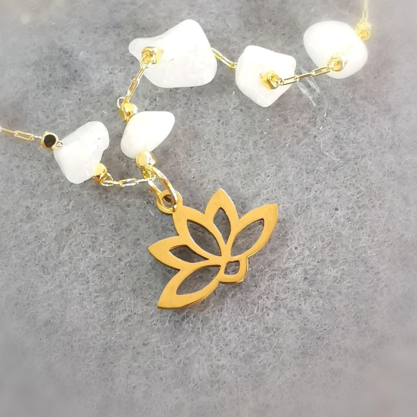 Mondstein Lotus Karma Kette Gold – Intuition, Weiblichkeit & innere Harmonie