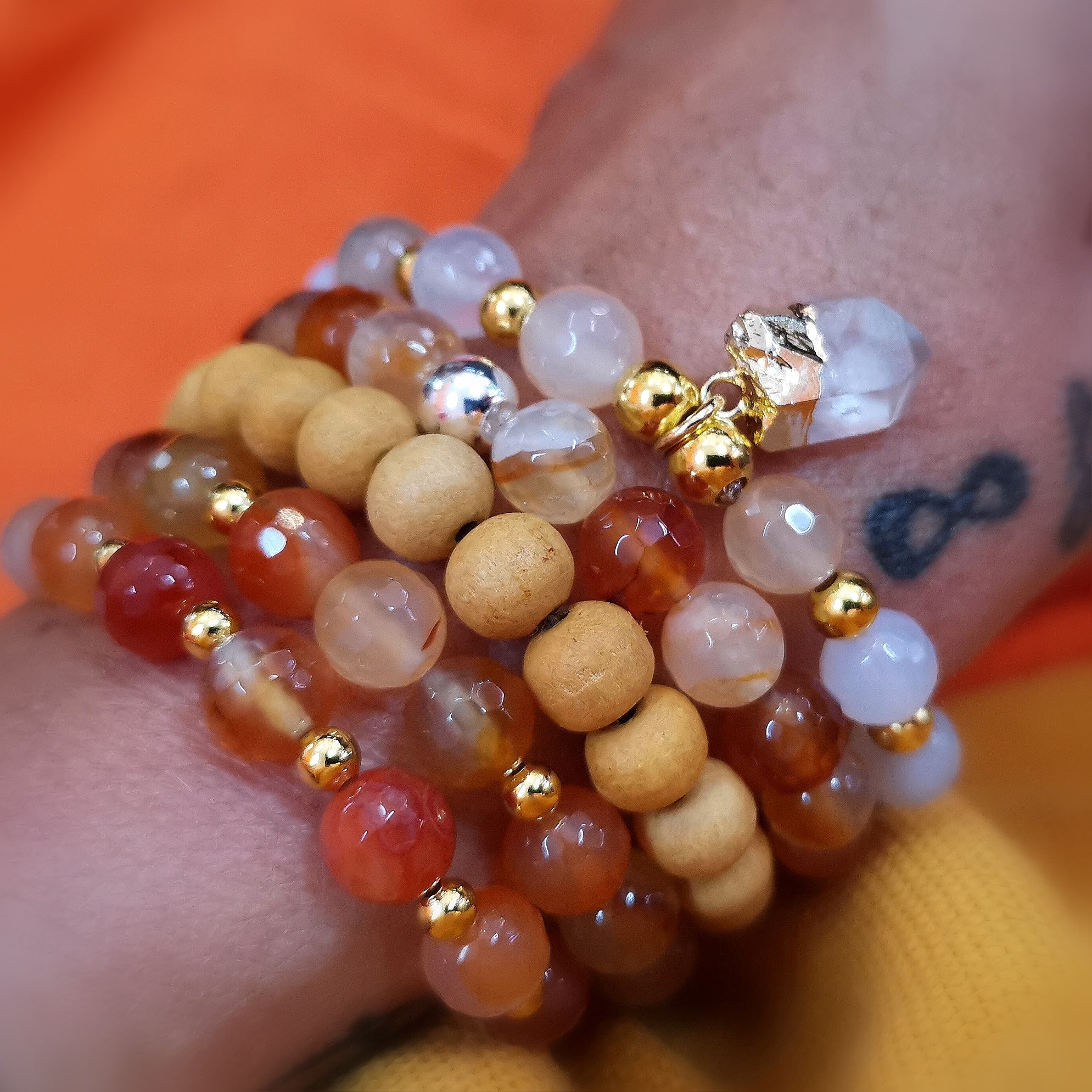 Yoga Armband Sandelholz & Carneol – geweiht für Lebensfreude & innere Ruhe