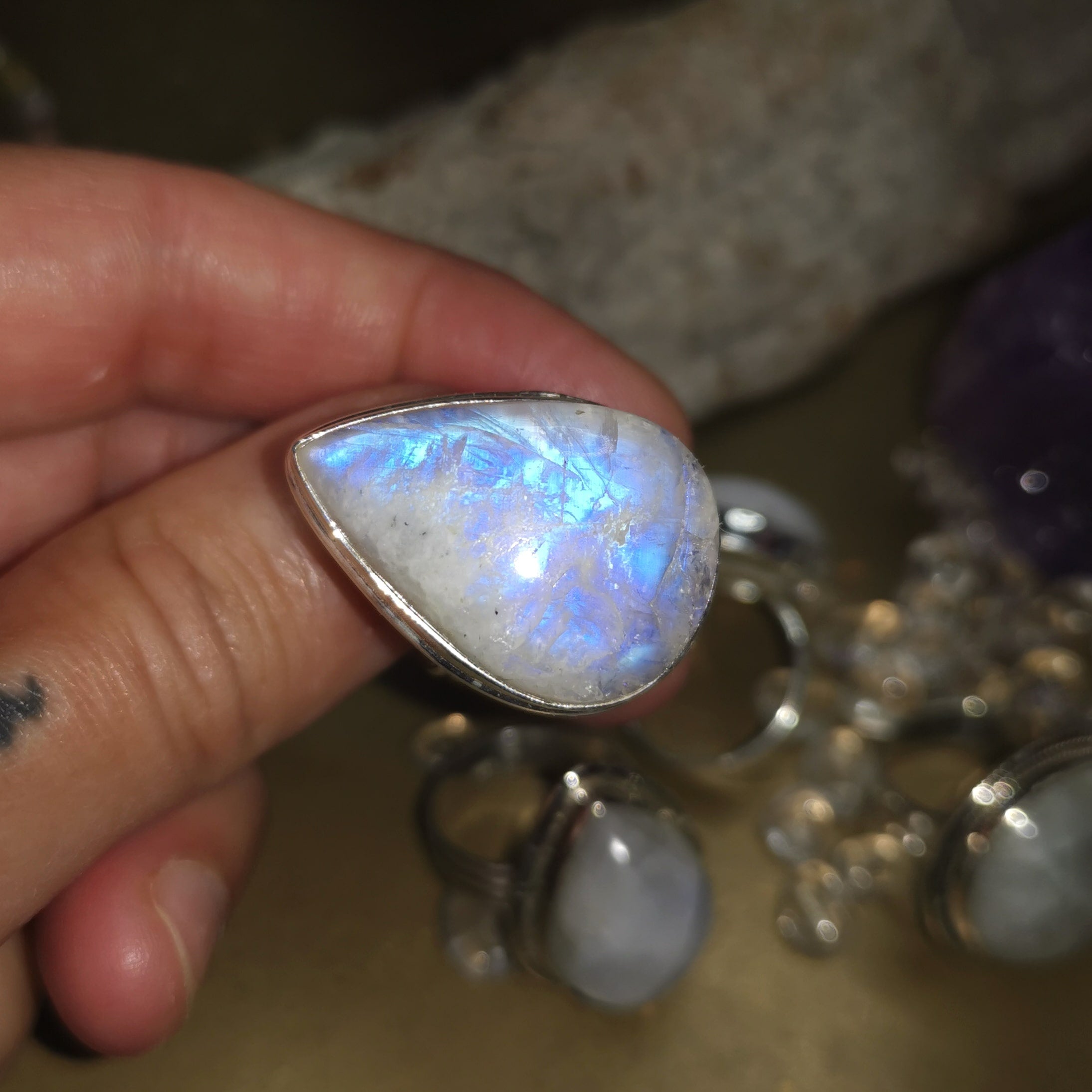 Regenbogen-Mondstein Yoga Ring – geweiht für Öffnung, Intuition & Harmonie