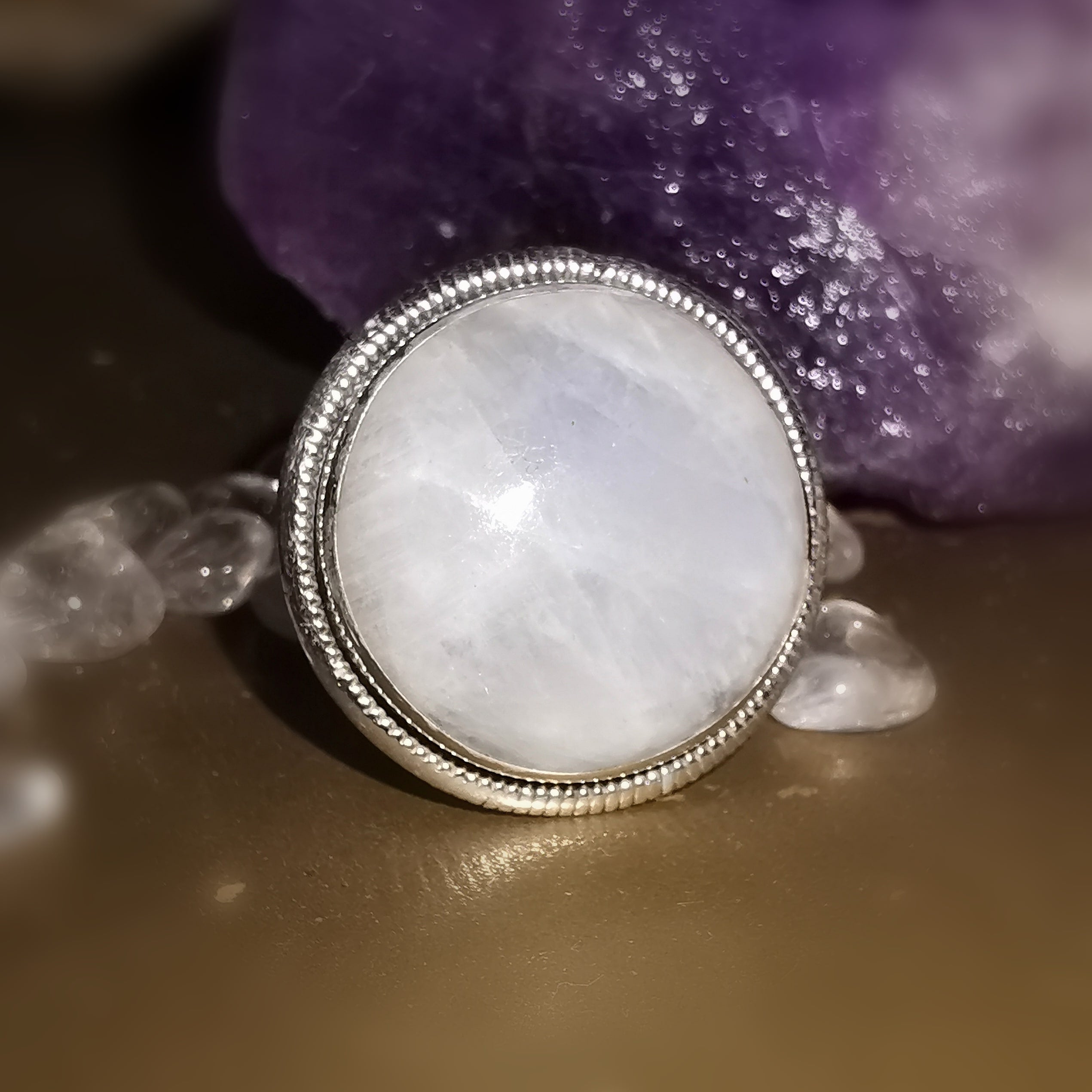 Regenbogen-Mondstein Chakra Ring – geweiht für Harmonie & innere Klarheit