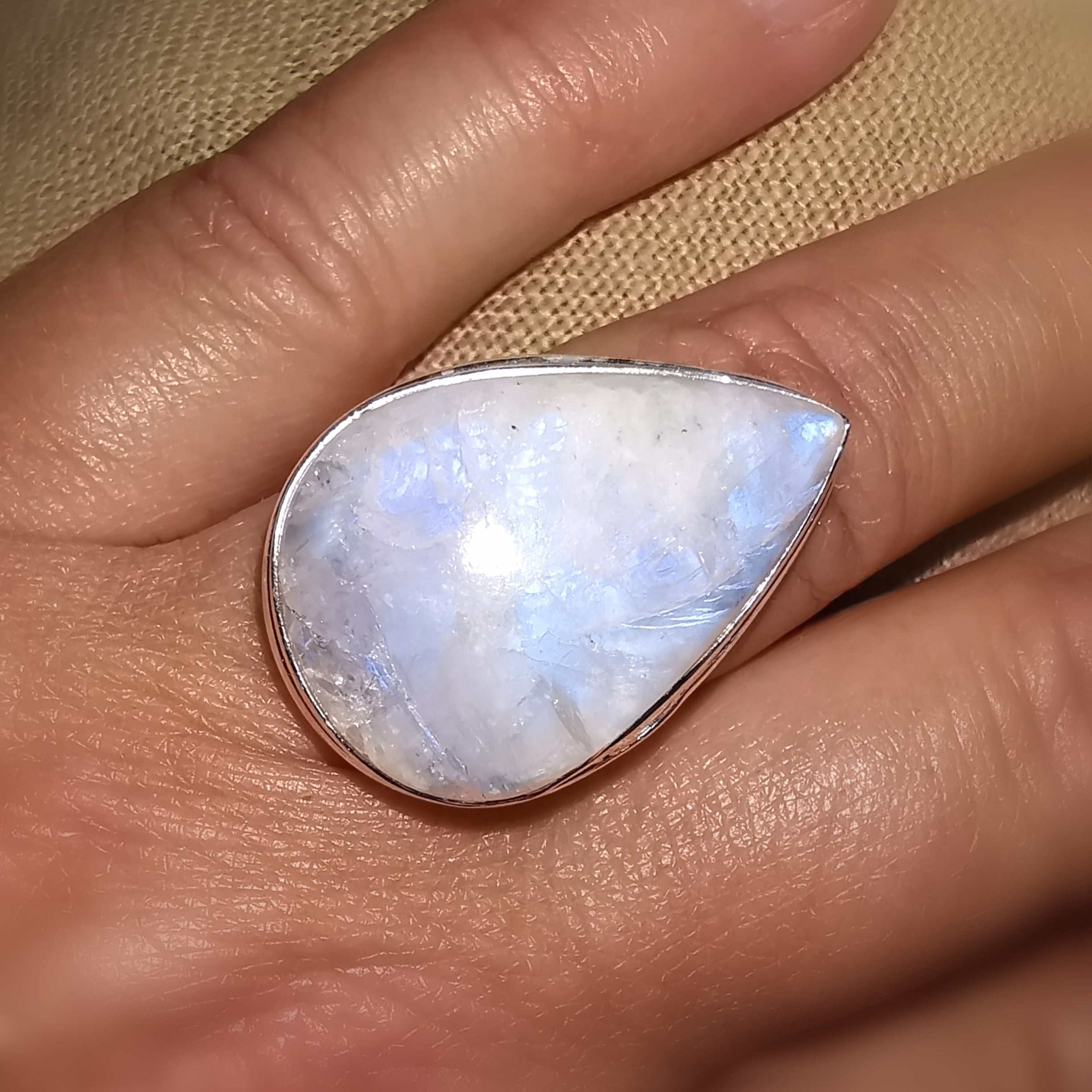 Regenbogen-Mondstein Yoga Ring – geweiht für Öffnung, Intuition & Harmonie