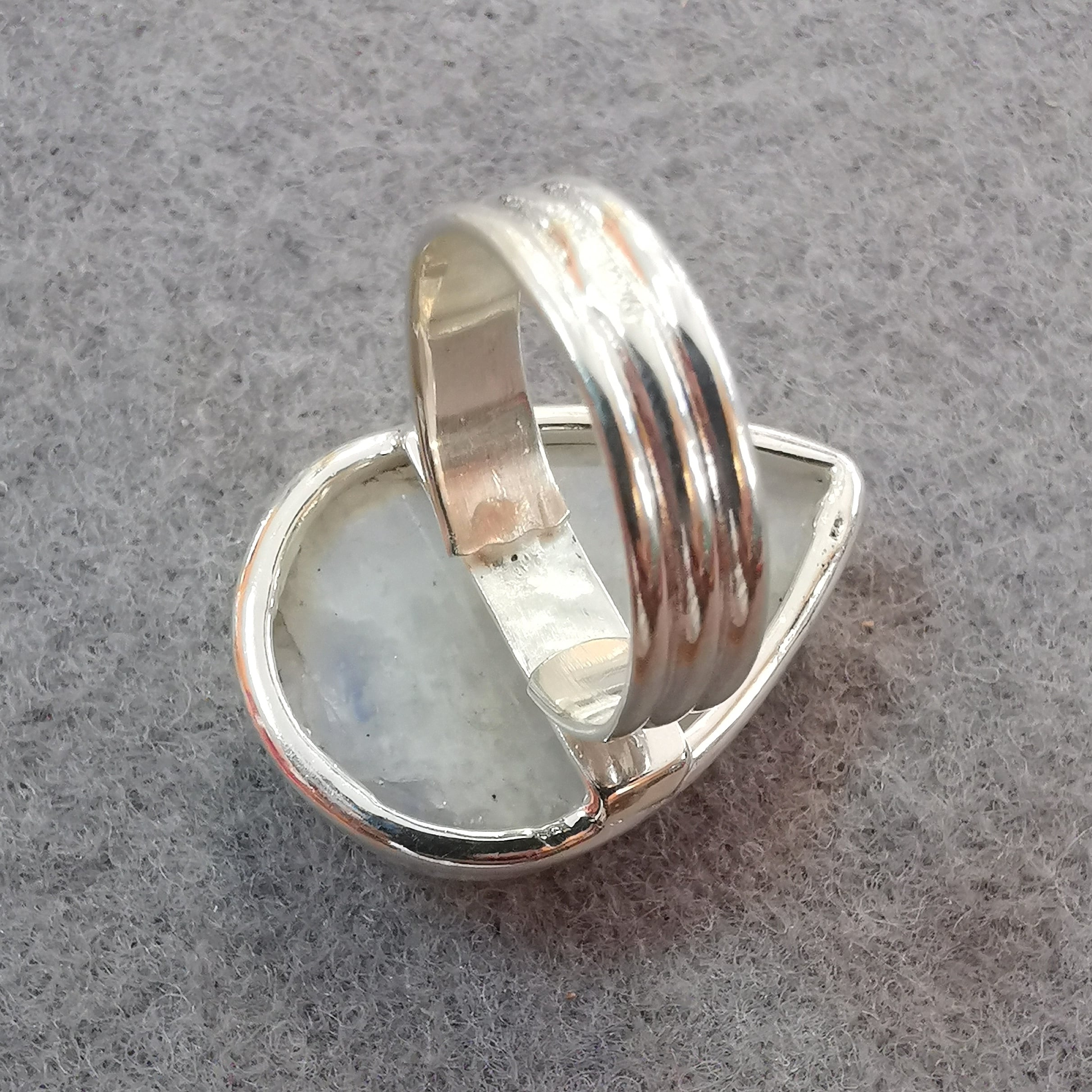 Regenbogen-Mondstein Yoga Ring – geweiht für Öffnung, Intuition & Harmonie