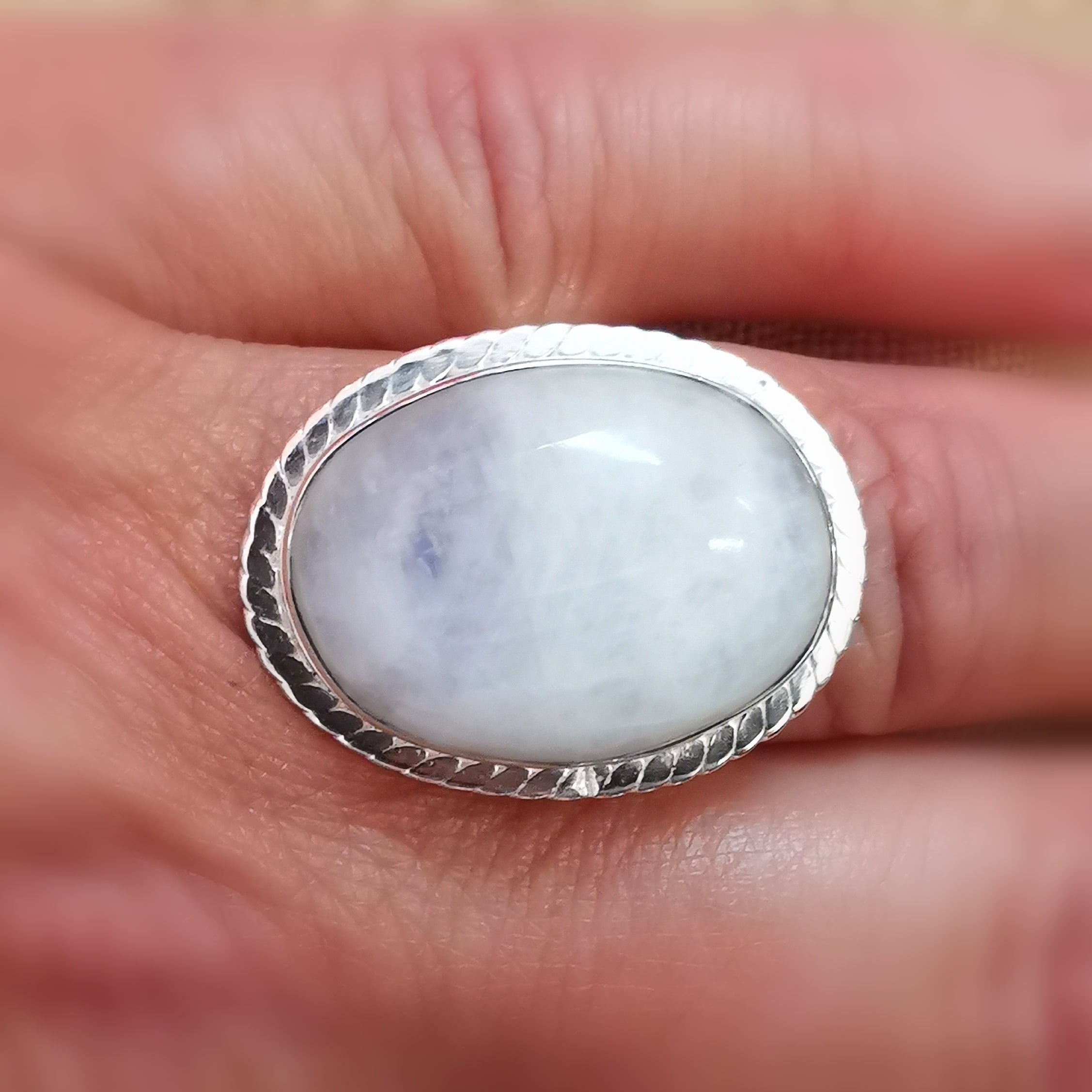 Regenbogen-Mondstein Edelstein Ring – geweiht für weibliche Intuition