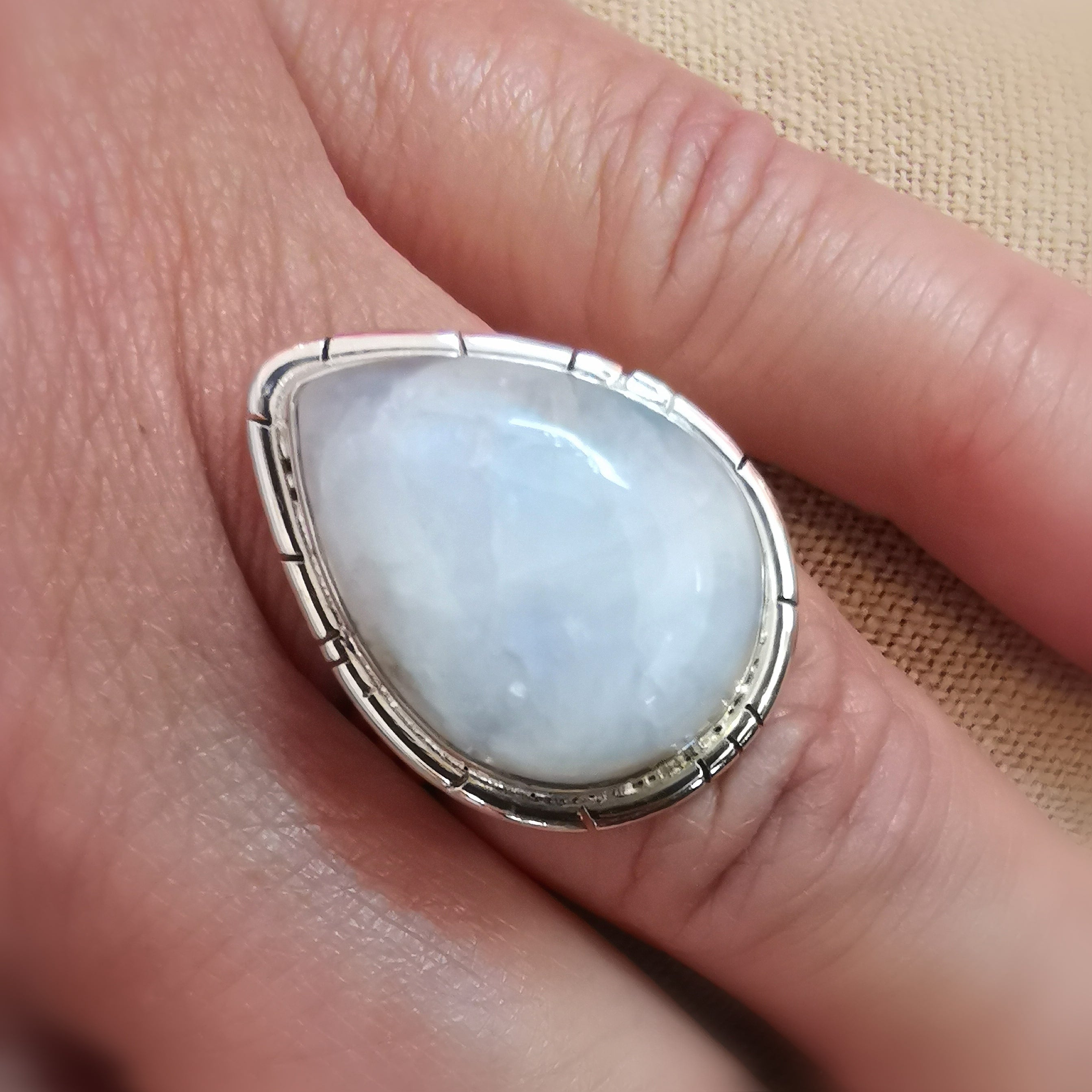 Regenbogen-Mondstein Edelstein Ring – für Intuition & Weiblichkeit