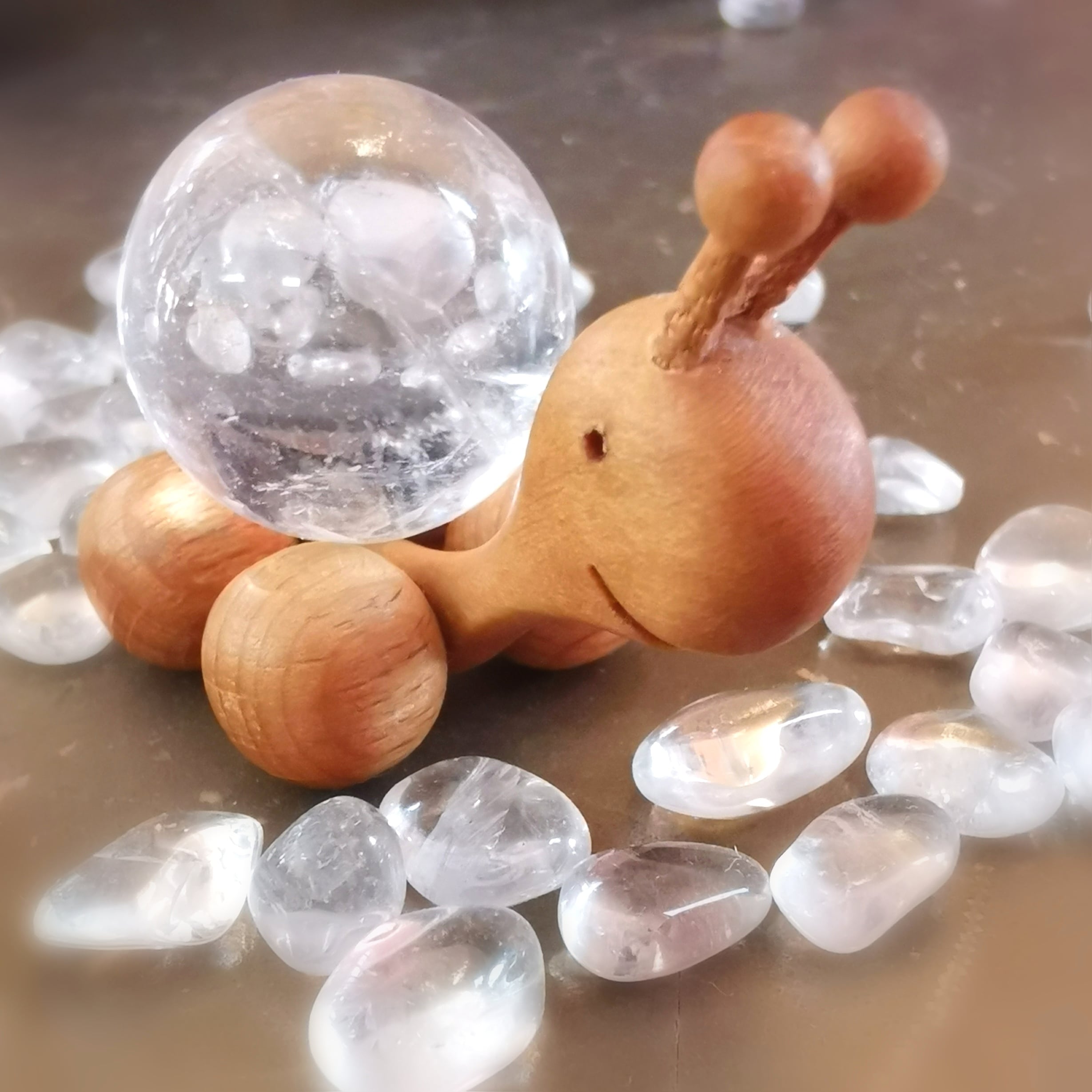 Rollbare Schnecke aus Holz & Bergkristall – für Klarheit & Lebensfreude