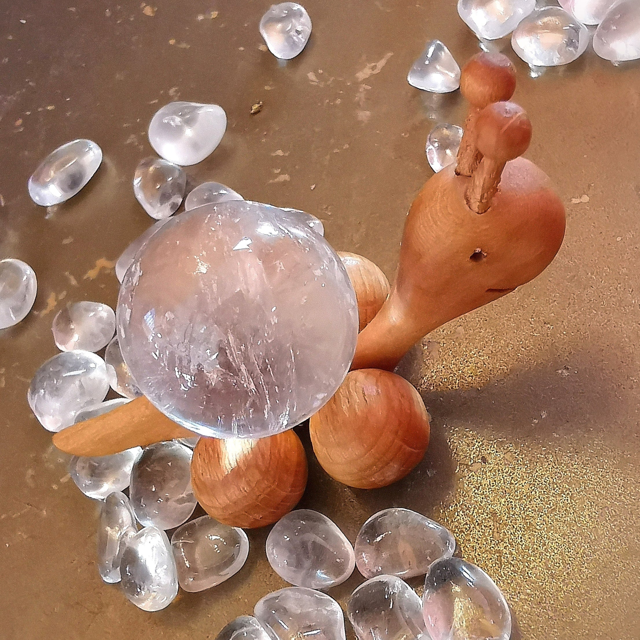 Rollbare Schnecke aus Holz & Bergkristall – für Klarheit & Lebensfreude