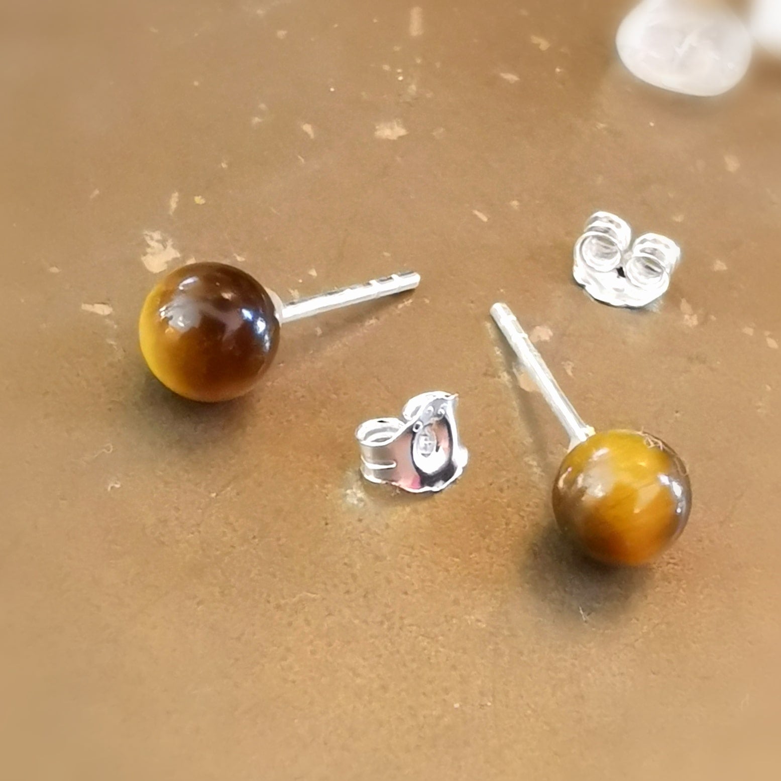 Tigerauge Ohrstecker – Sterlingsilber & Edelstein für Mut & innere Stärke