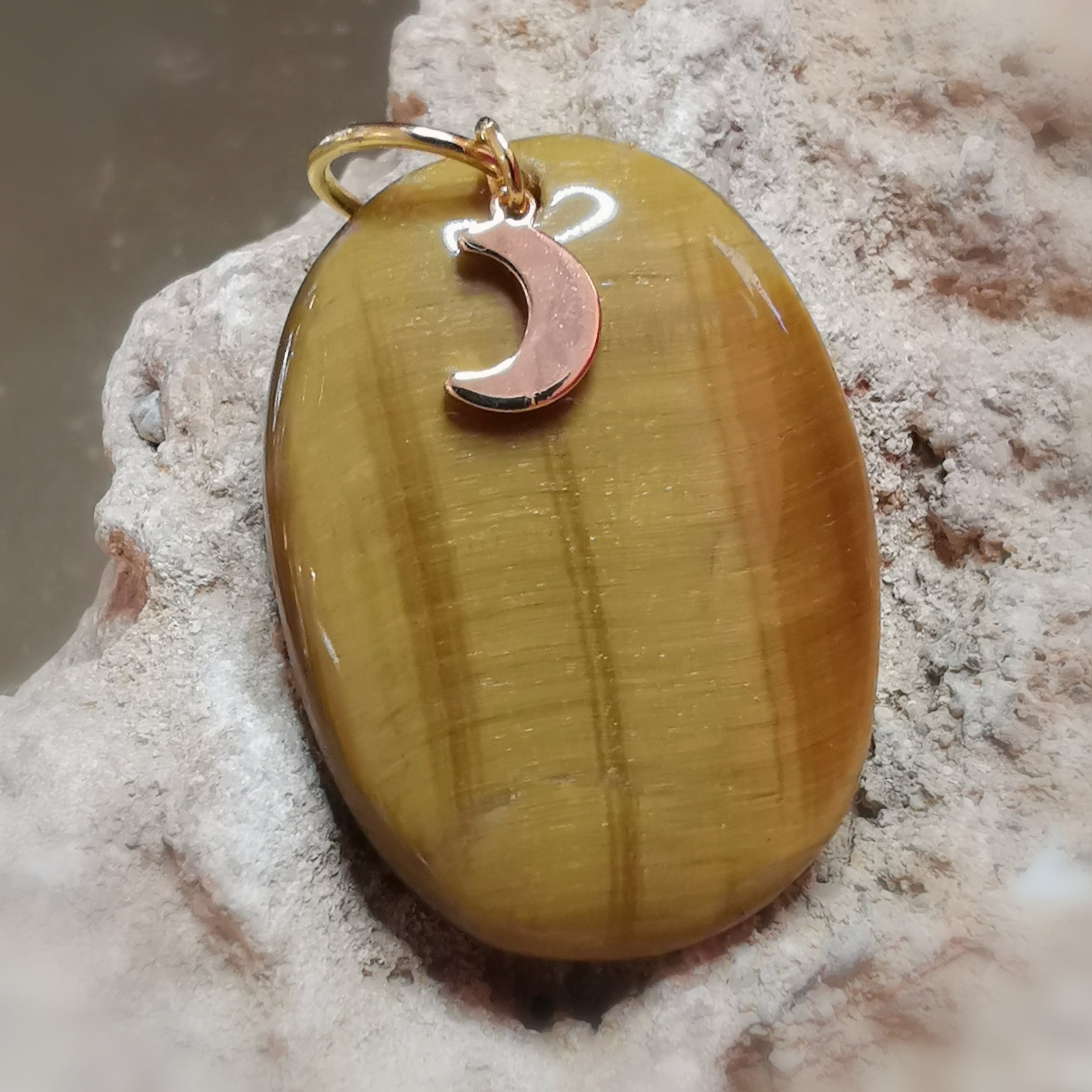 Tigerauge Edelstein Anhänger mit Neumond – Gold Edelstahl, für Mut & innere Stärke