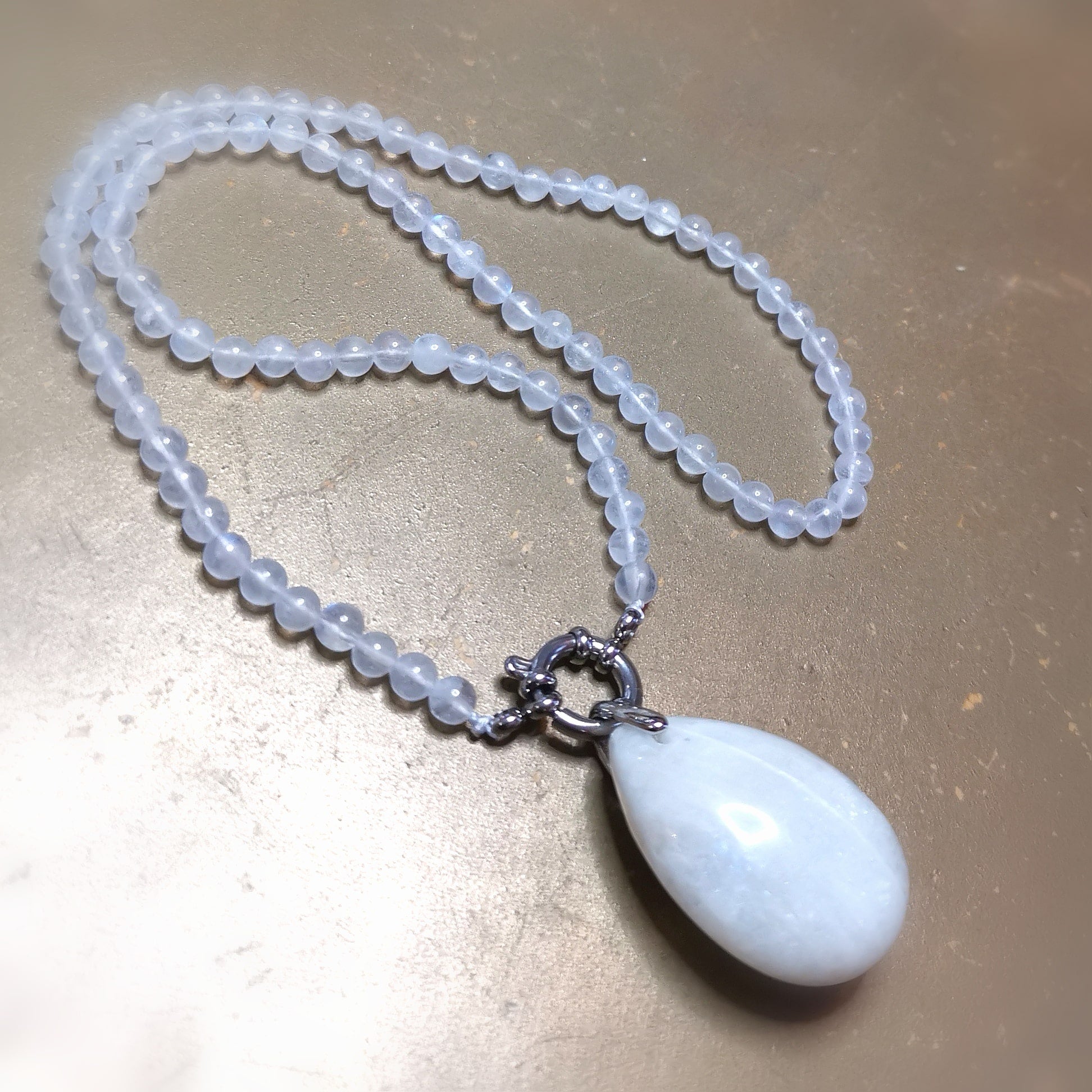 Regenbogen-Mondstein Anhänger an Bergkristall Kette – geweiht für Klarheit