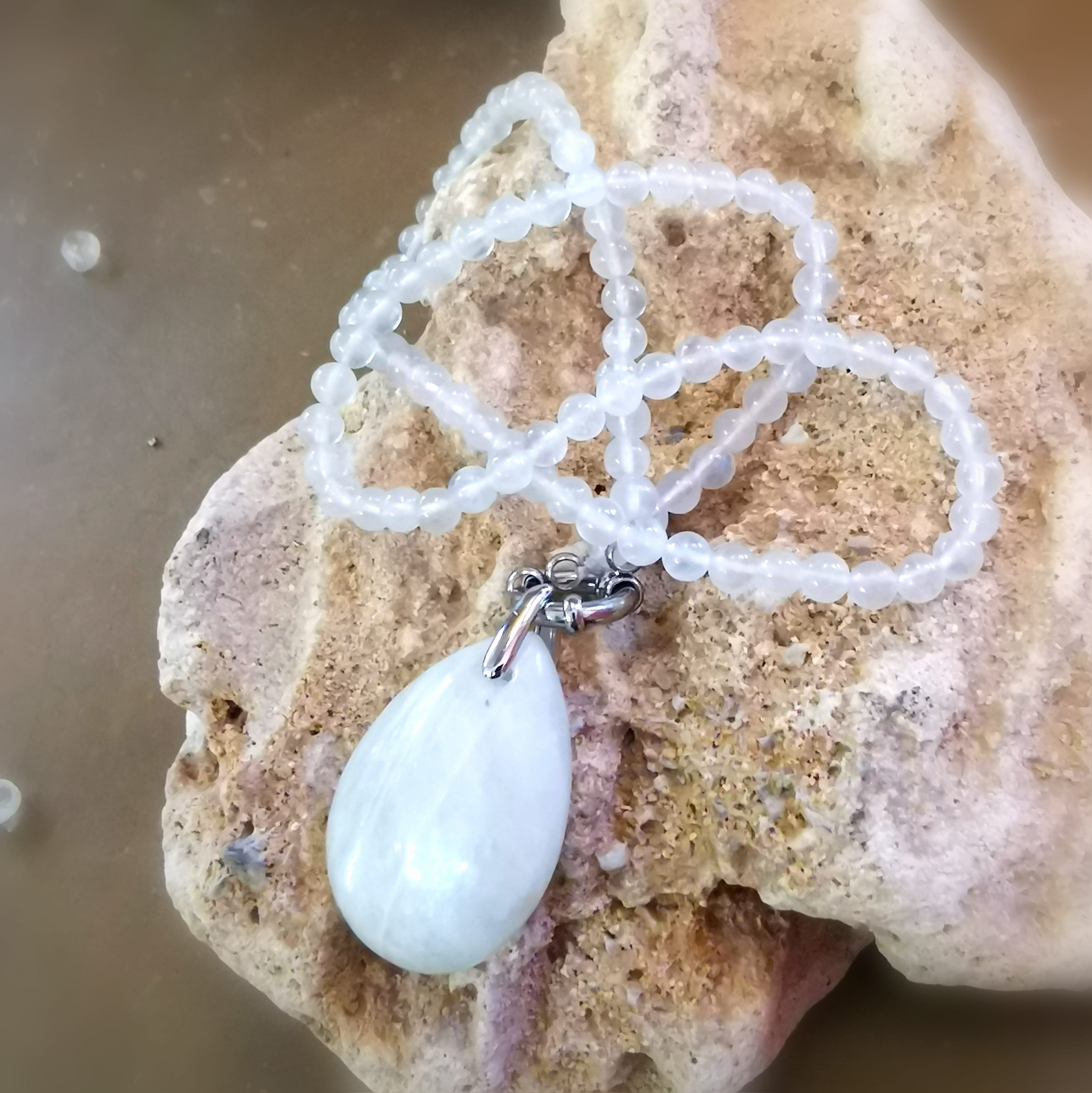 Regenbogen-Mondstein Anhänger an Bergkristall Kette – geweiht für Klarheit