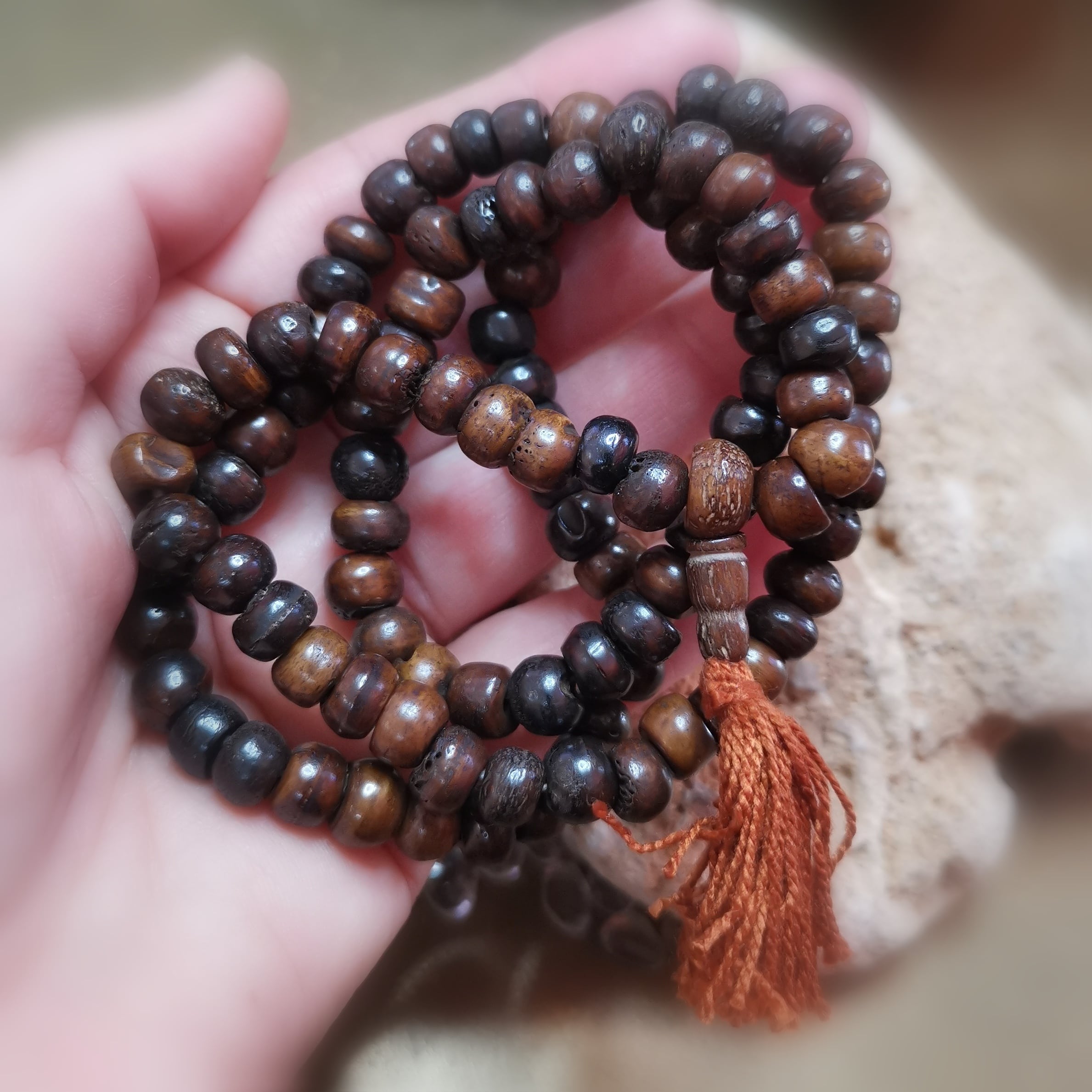 Japa Mala aus dunklem Knochen – geweiht für Erdung & innere Ruhe