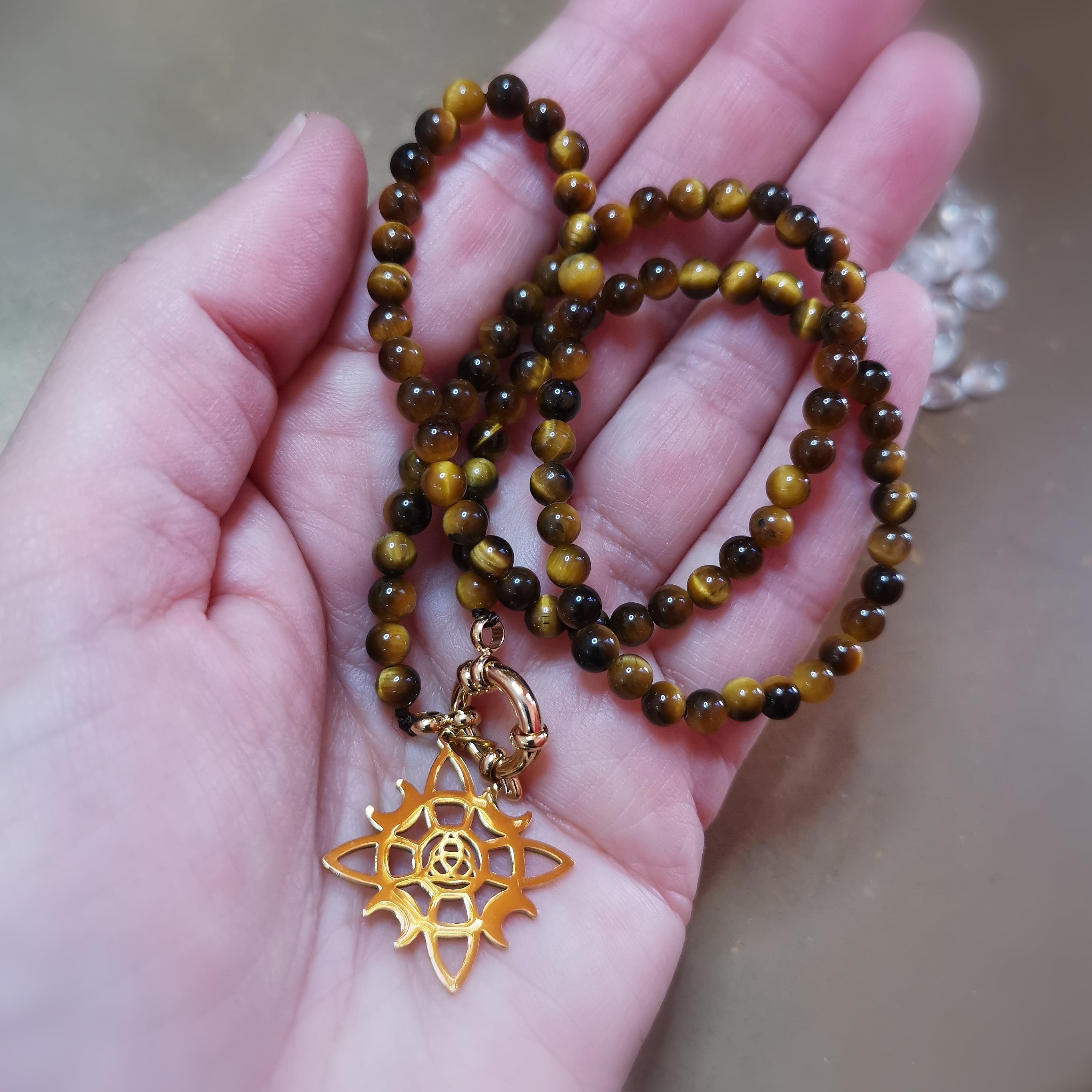 Tigerauge Hexenknoten Edelstein Kette – geweiht für dein kraftvolles Ich