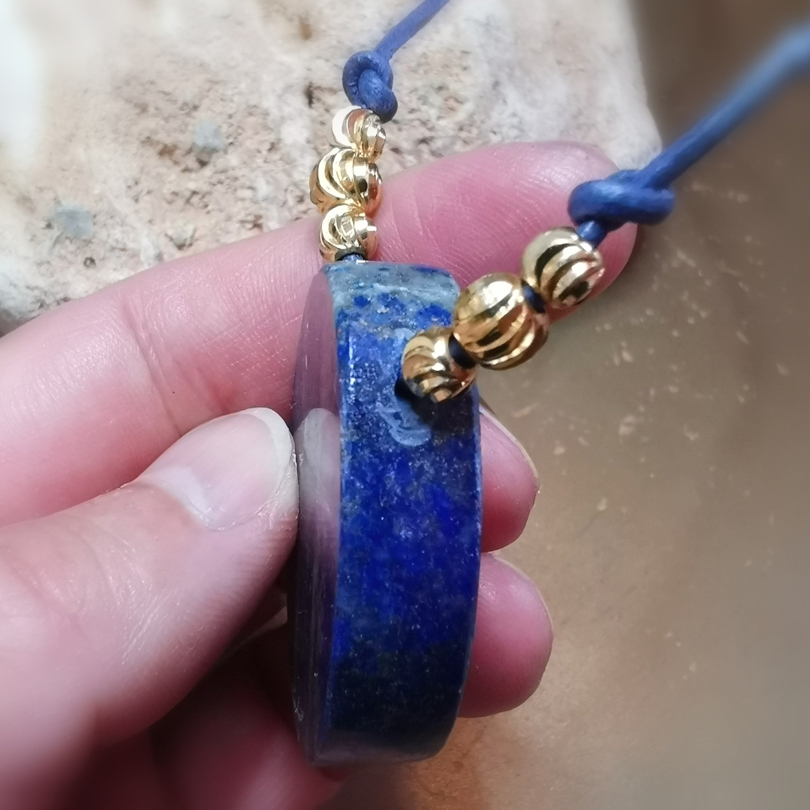 Collar con amuleto de lapislázuli – consagrado para la verdad y el conocimiento interior