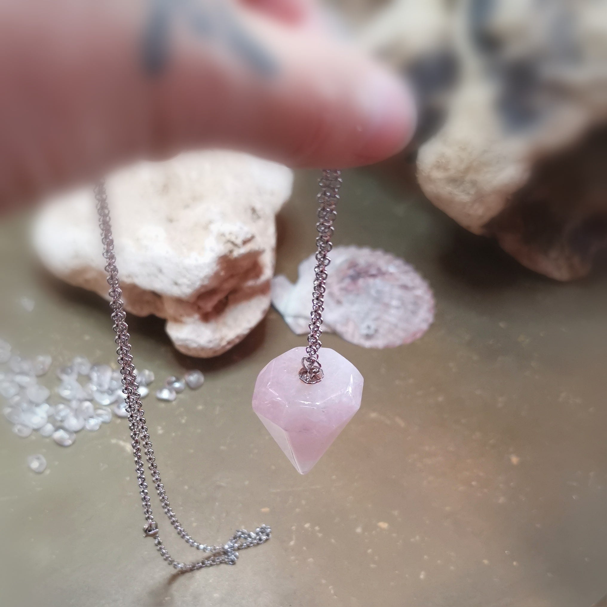 Rosenquarz Pendel Kette – geweiht für Liebe & innere Klarheit