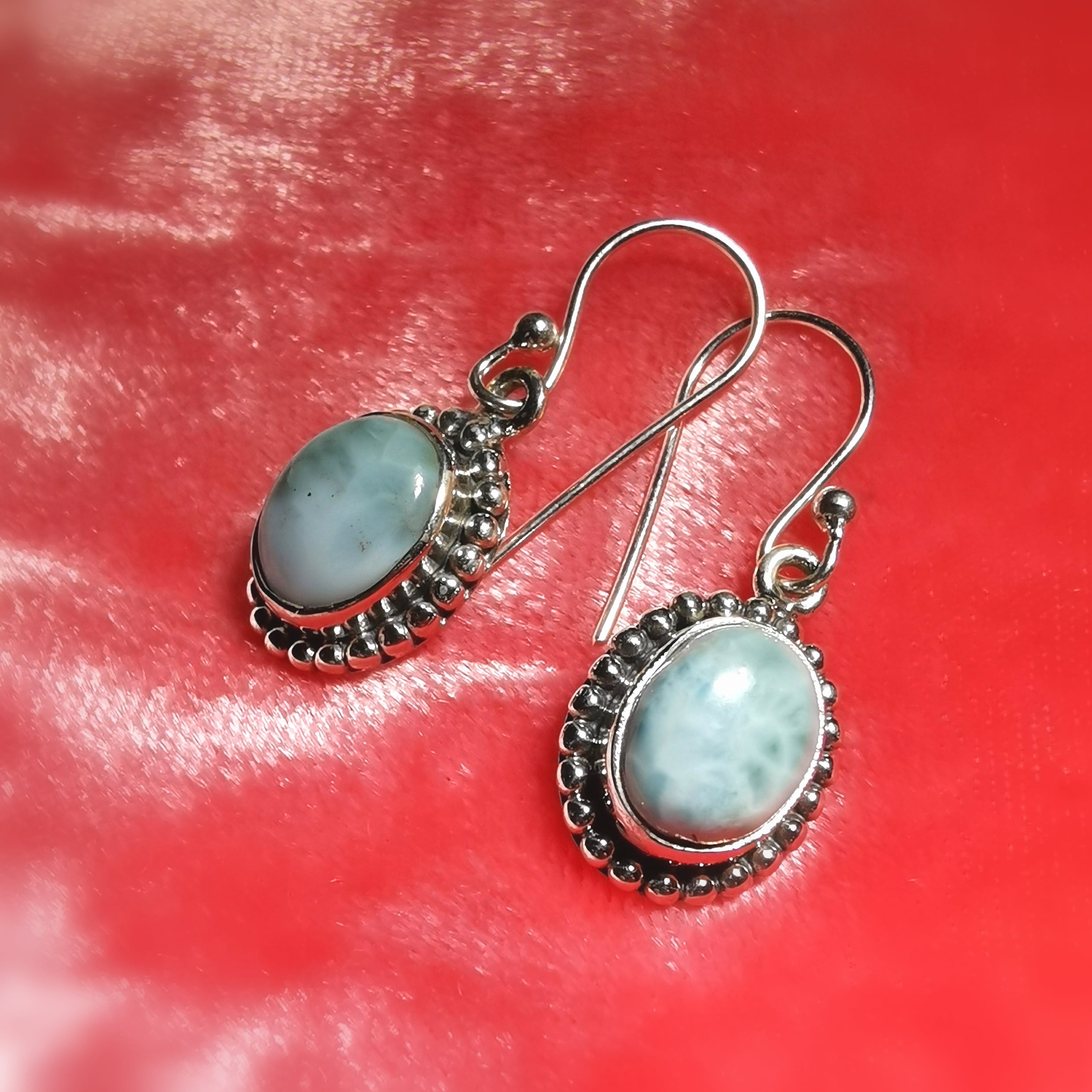 Pendientes de larimar: consagrados a la paz, la libertad y la energía del océano.