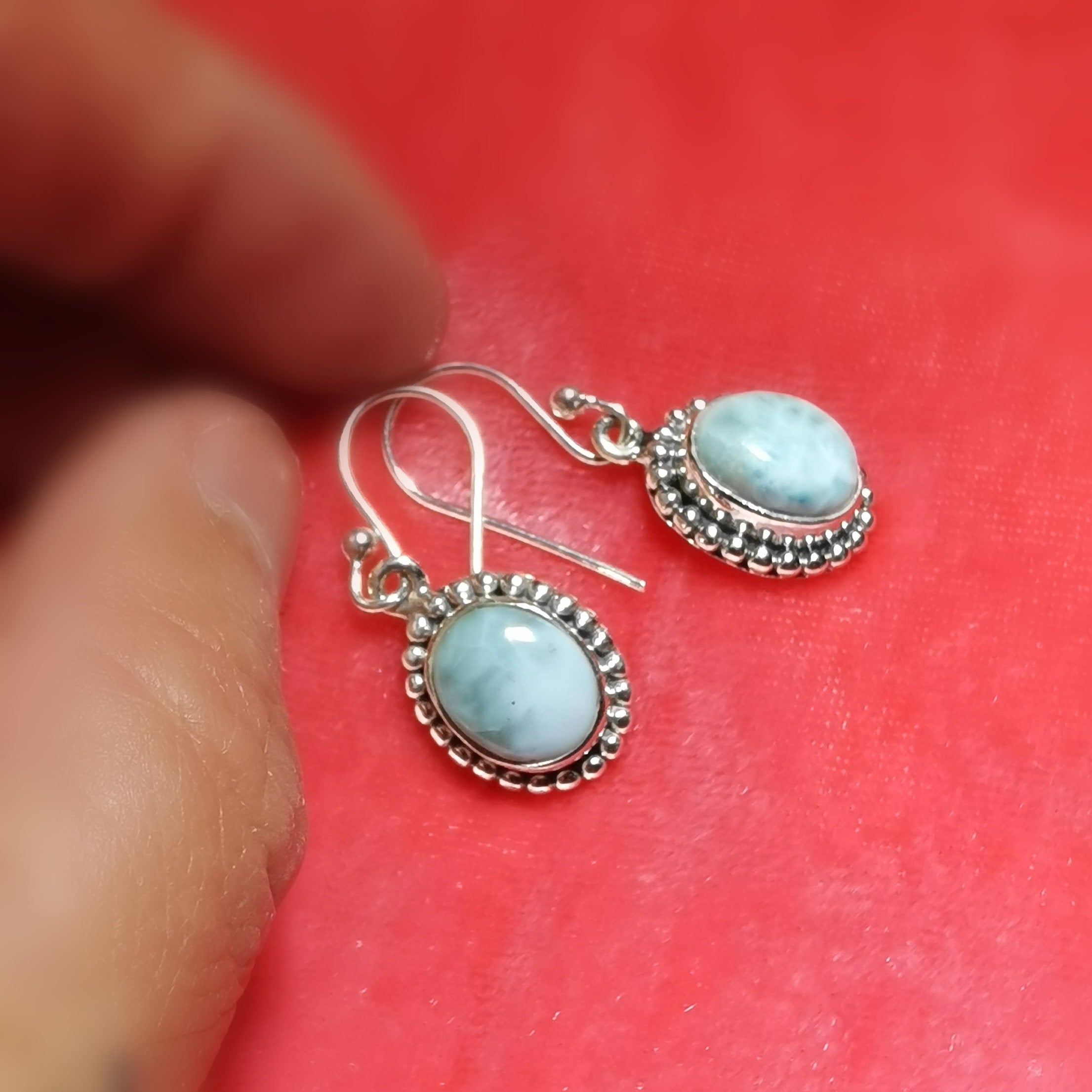 Pendientes de larimar: consagrados a la paz, la libertad y la energía del océano.