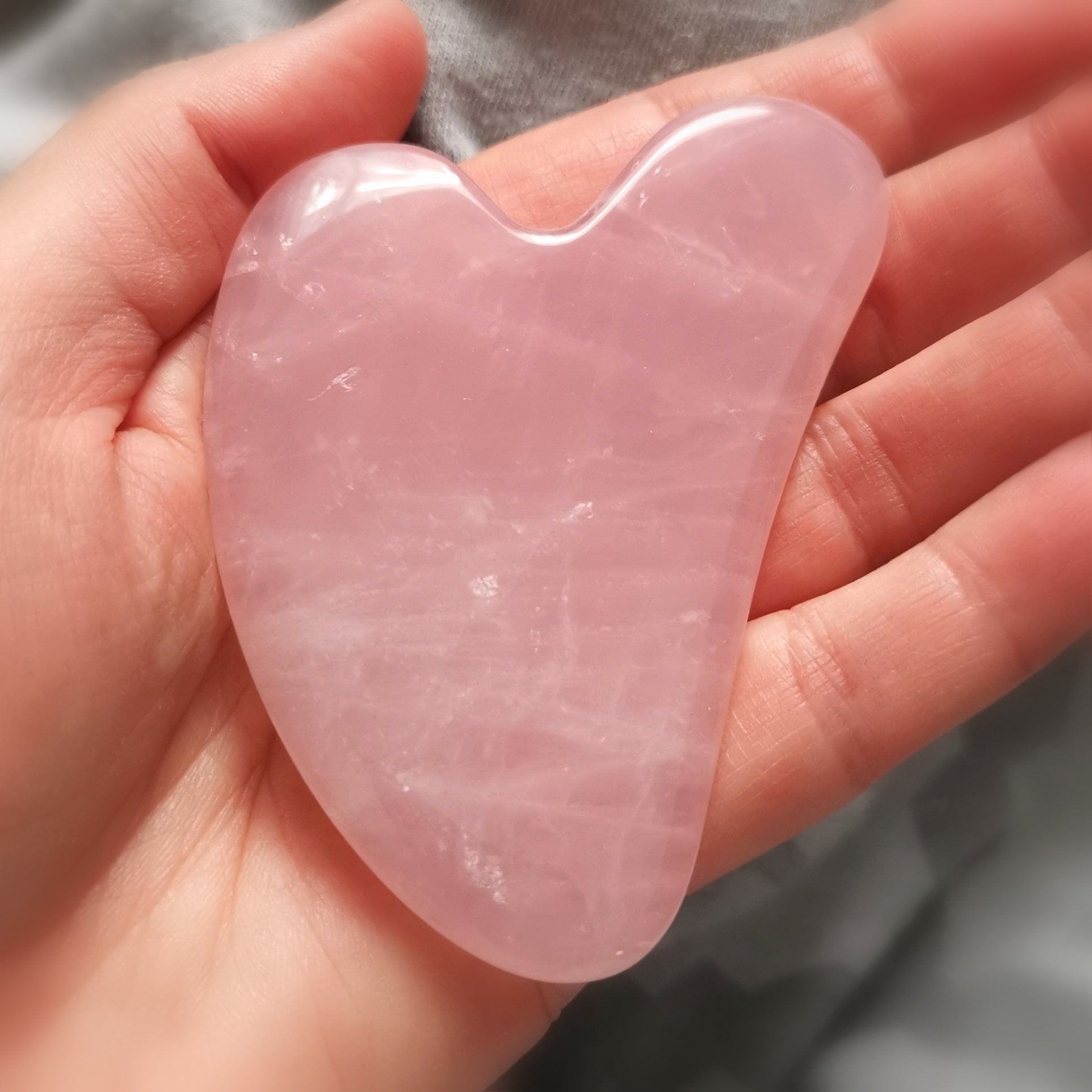 Rosenquarz Gua Sha Herz Edelstein – geweiht für Entspannung & liebevolle Harmonie