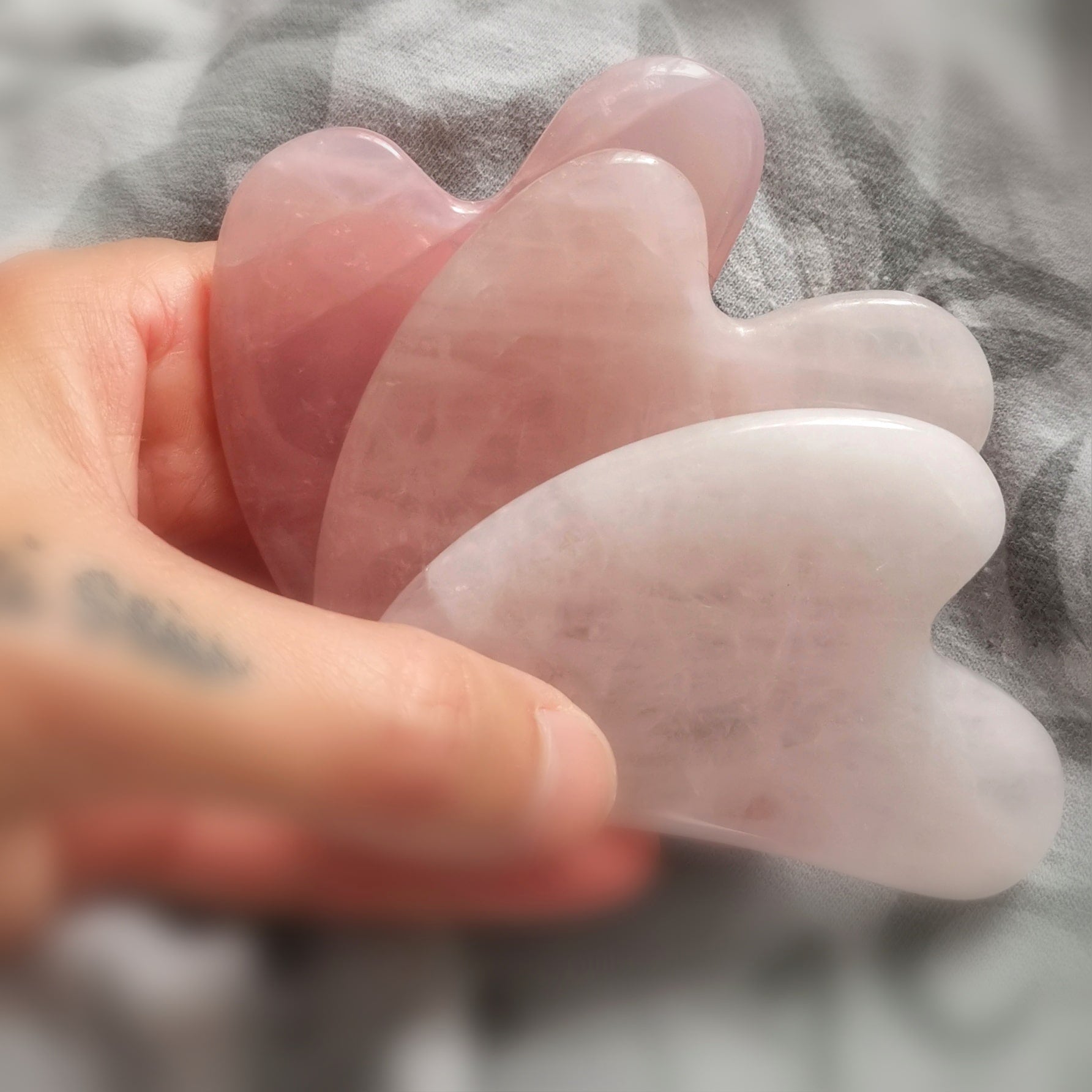 Rosenquarz Gua Sha Herz Edelstein – geweiht für Entspannung & liebevolle Harmonie