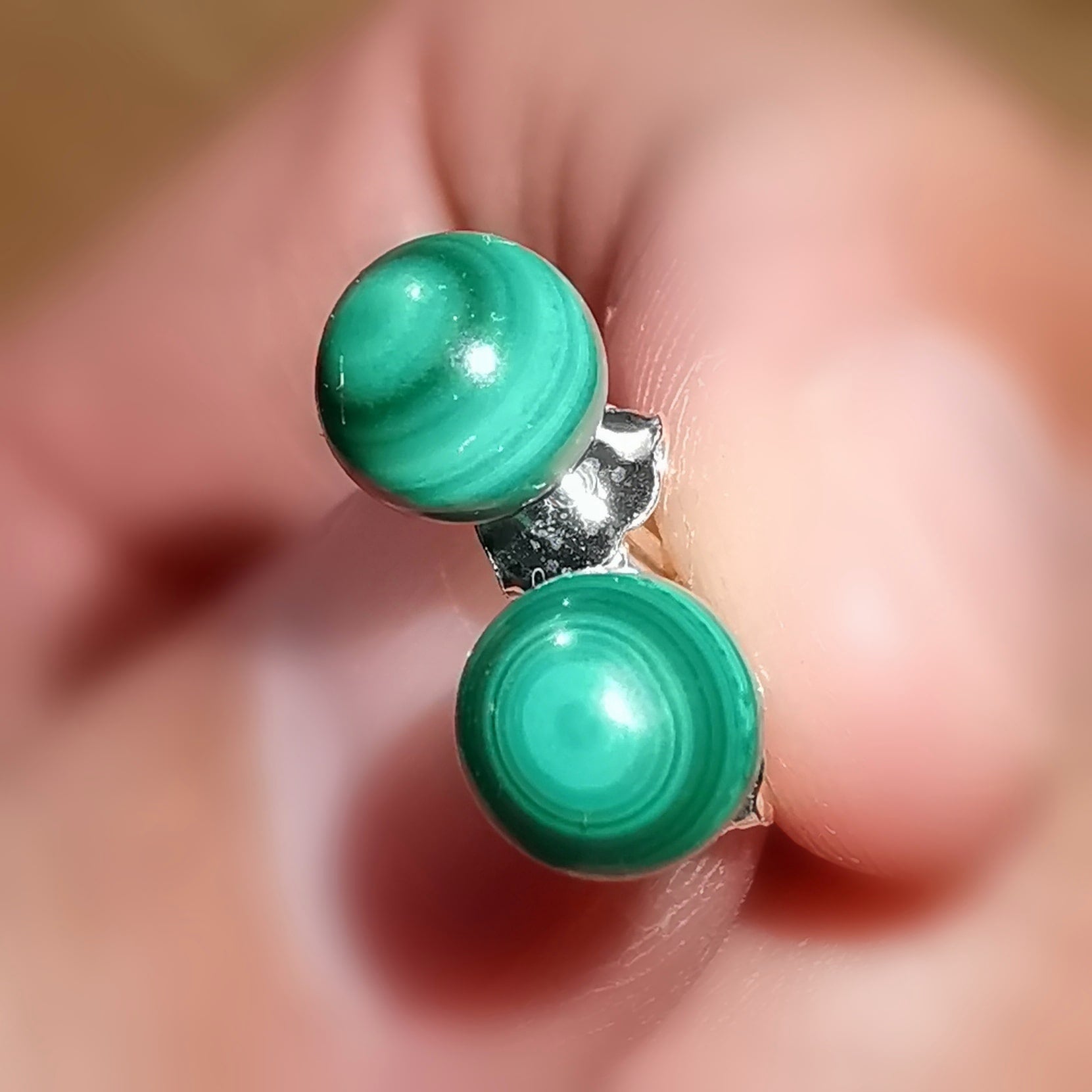 Malachit Edelstein Ohrstecker – geweiht für Herzstärke & Balance