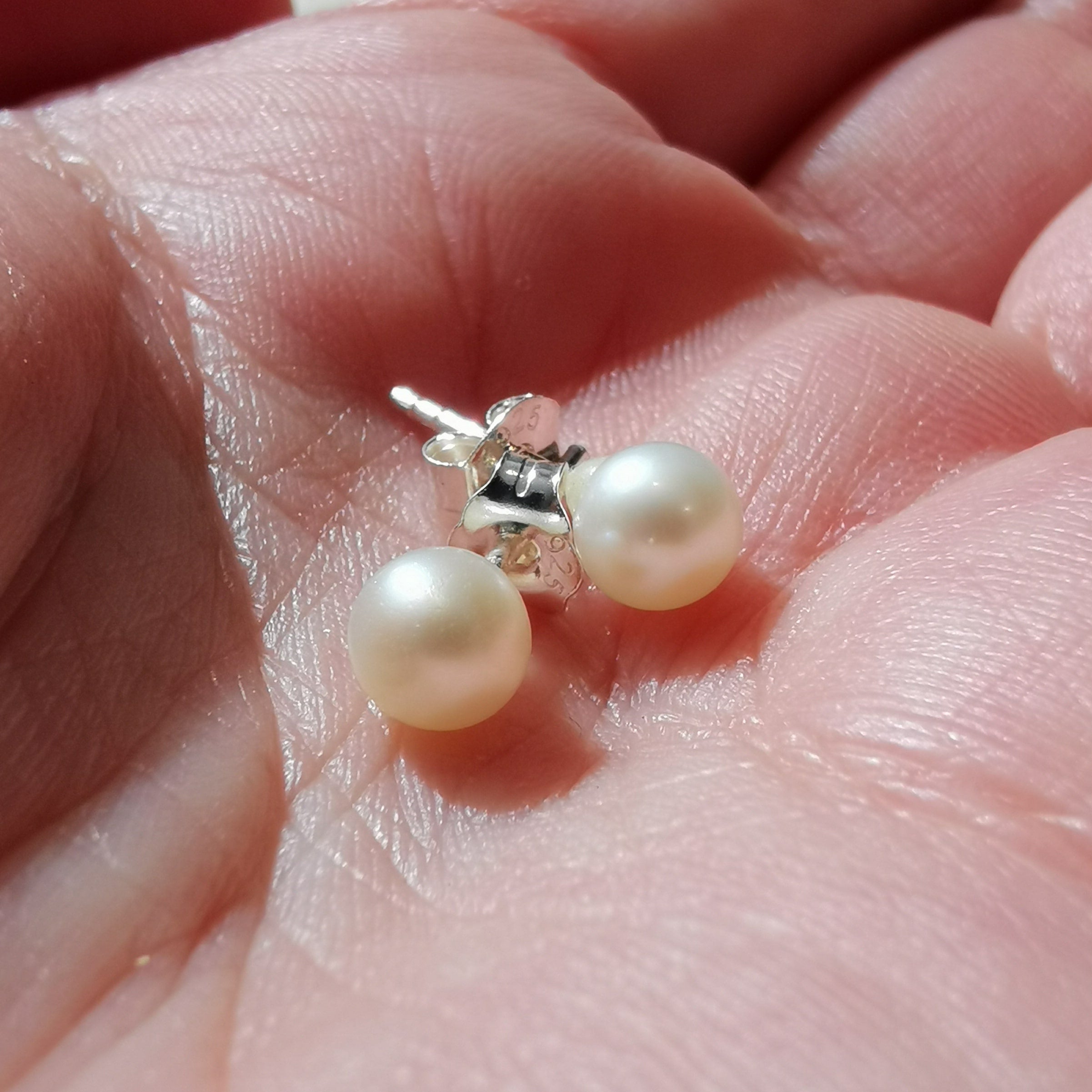 Süßwasserperlen Ohrstecker – für Reinheit, Eleganz & innere Ruhe