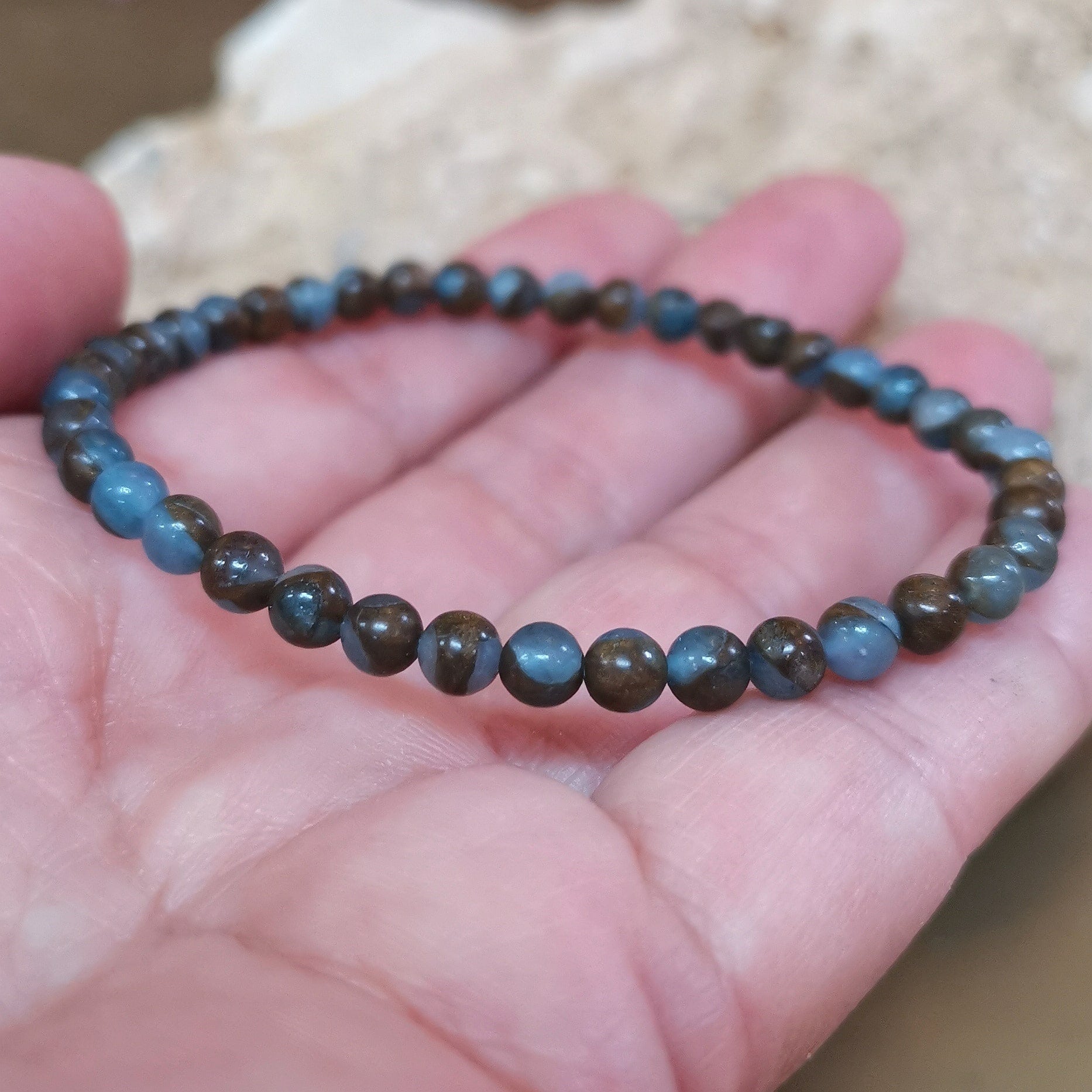 Blauer Jaspis Edelstein Armband – geweiht für Klarheit, Schutz & innere Ordnung