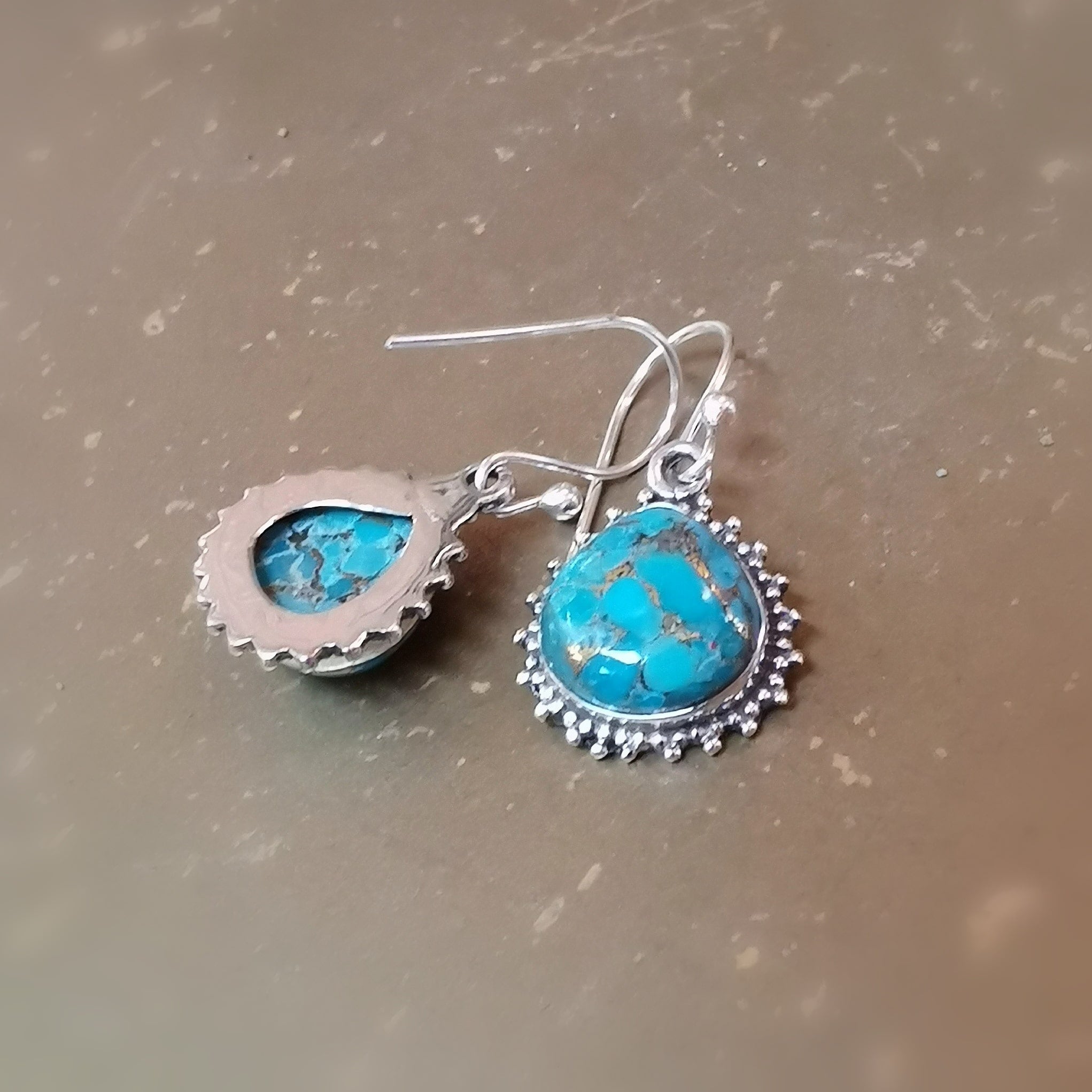 Türkis & Pyrit Tropfen Ohrringe – geweiht für Schutz, Klarheit & Lebensfreude