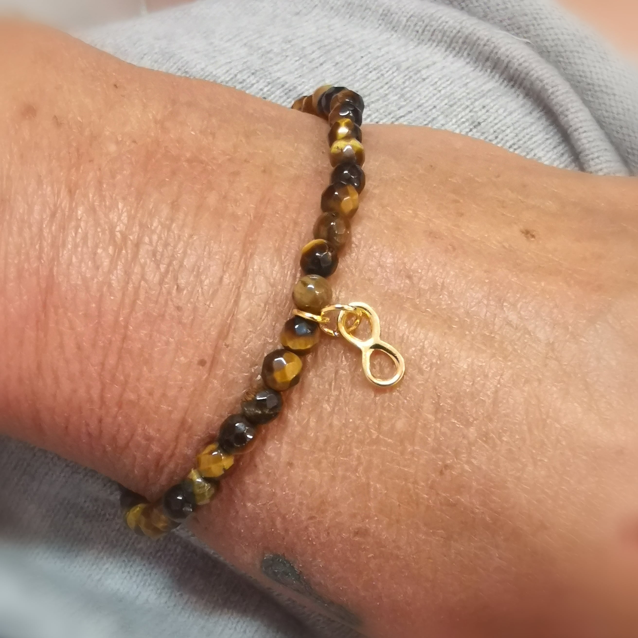 Tigerauge Infinity Edelstein Armband – für Mut, Harmonie & Solarplexus-Flow
