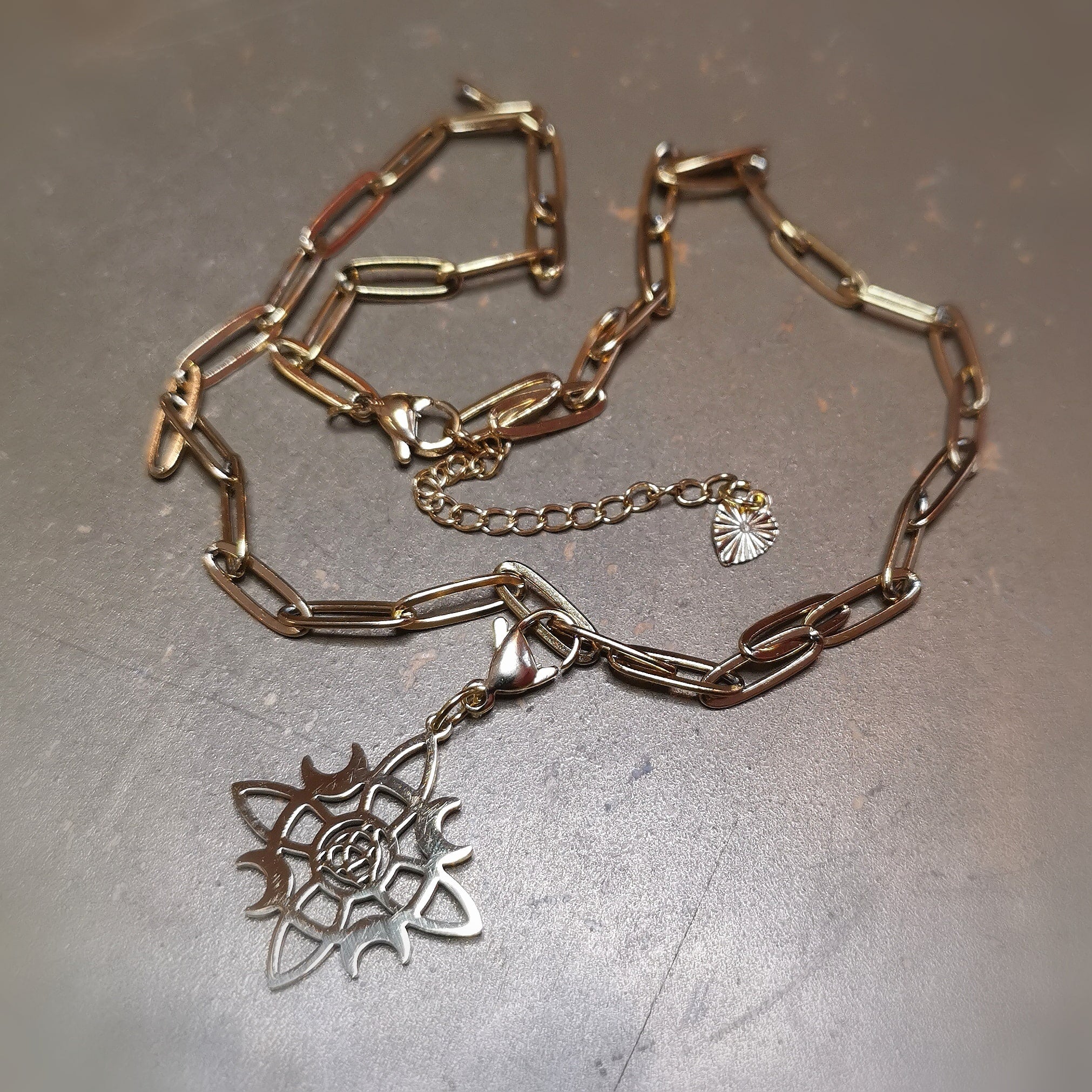 Collar Karma de Magia Blanca – Nudo de Bruja Dorado y Acero Inoxidable