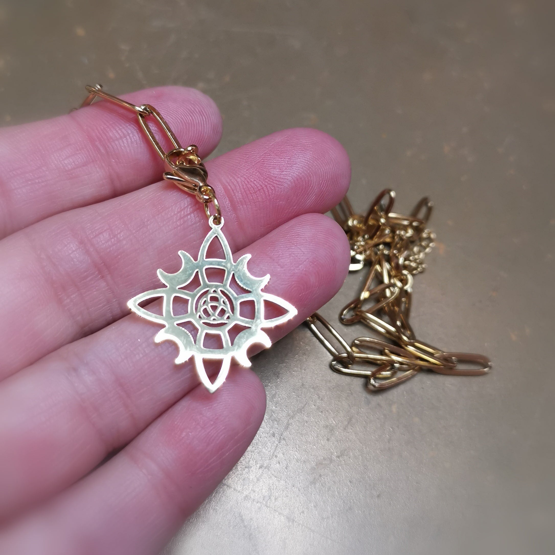 Collar Karma de Magia Blanca – Nudo de Bruja Dorado y Acero Inoxidable