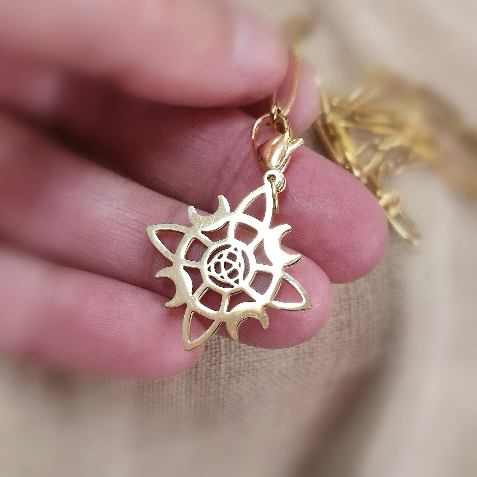 Collar Karma de Magia Blanca – Nudo de Bruja Dorado y Acero Inoxidable