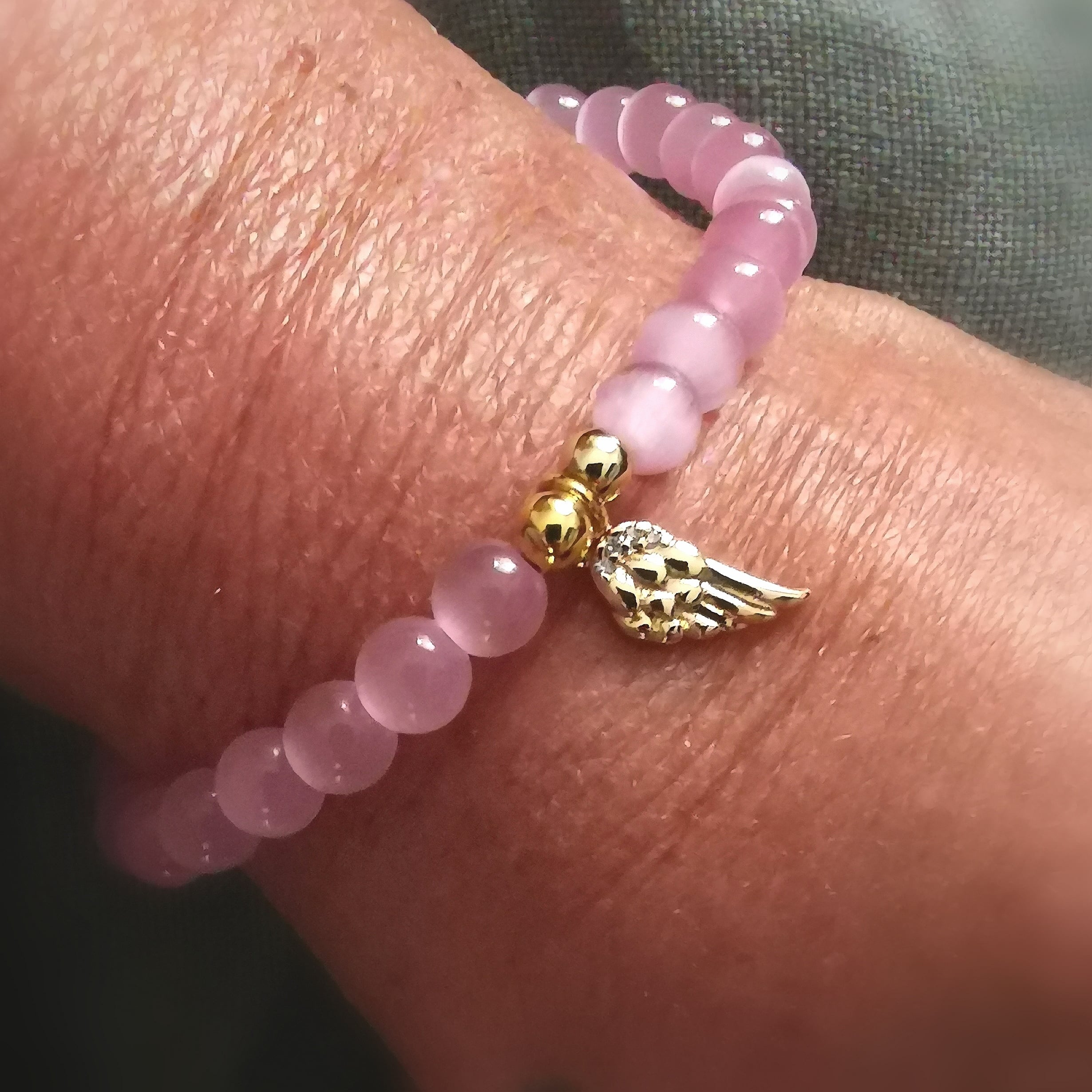 Engelsflügel Armband – Gold Edelstahl & rosa Katzenauge · geweiht für Liebe, Schutz & Herzlicht