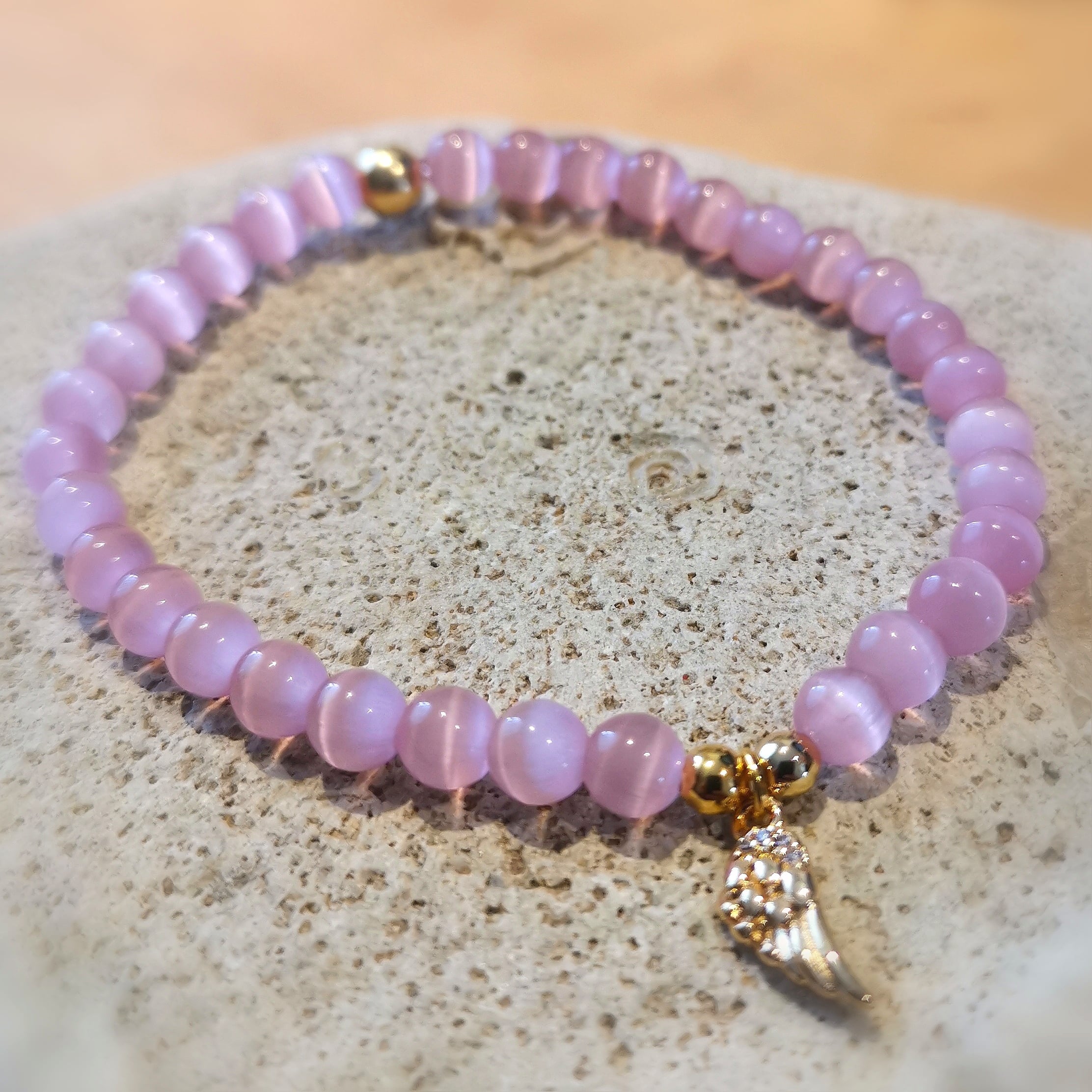 Engelsflügel Armband – Gold Edelstahl & rosa Katzenauge · geweiht für Liebe, Schutz & Herzlicht