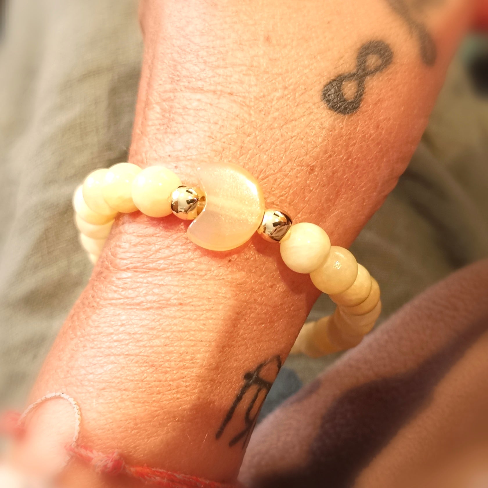 Orangencalcit Edelstein Armband – Sonne & Mond · Lebensfreude & inneres Leuchten