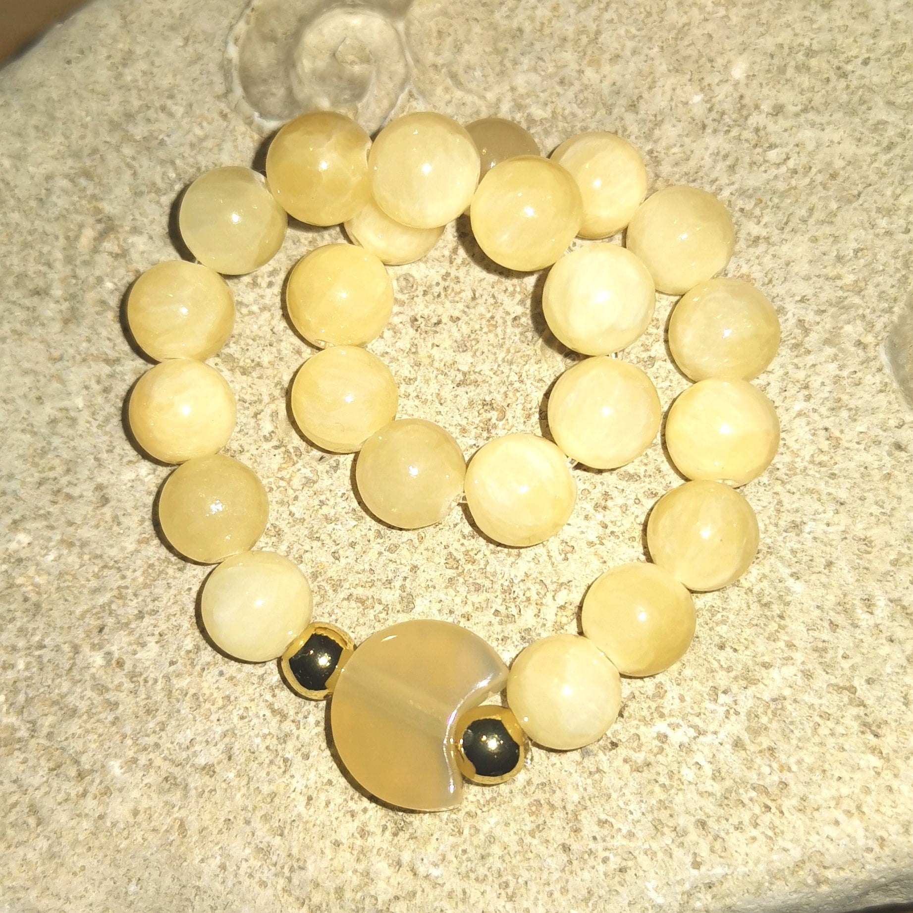 Orangencalcit Edelstein Armband – Sonne & Mond · Lebensfreude & inneres Leuchten
