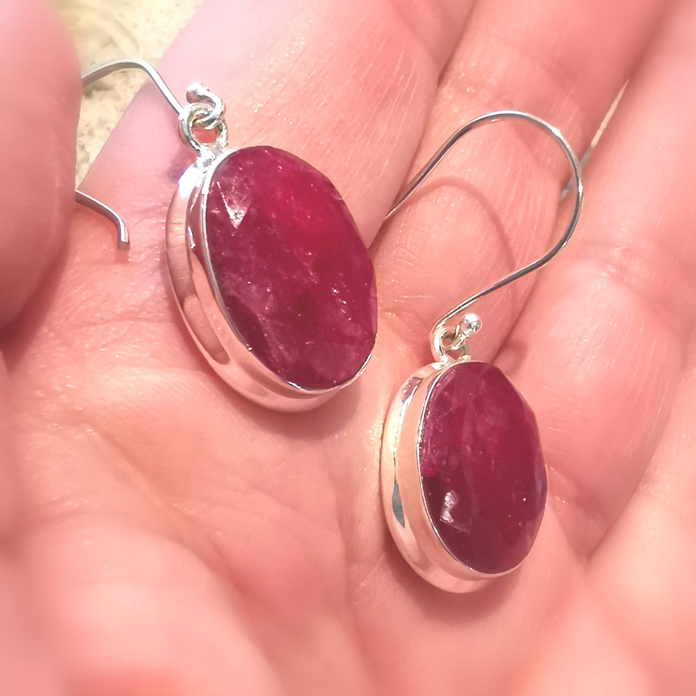 Rubinroter Korund Ohrringe – geweiht für Selbstbewusstsein, Mut & innere Kraft