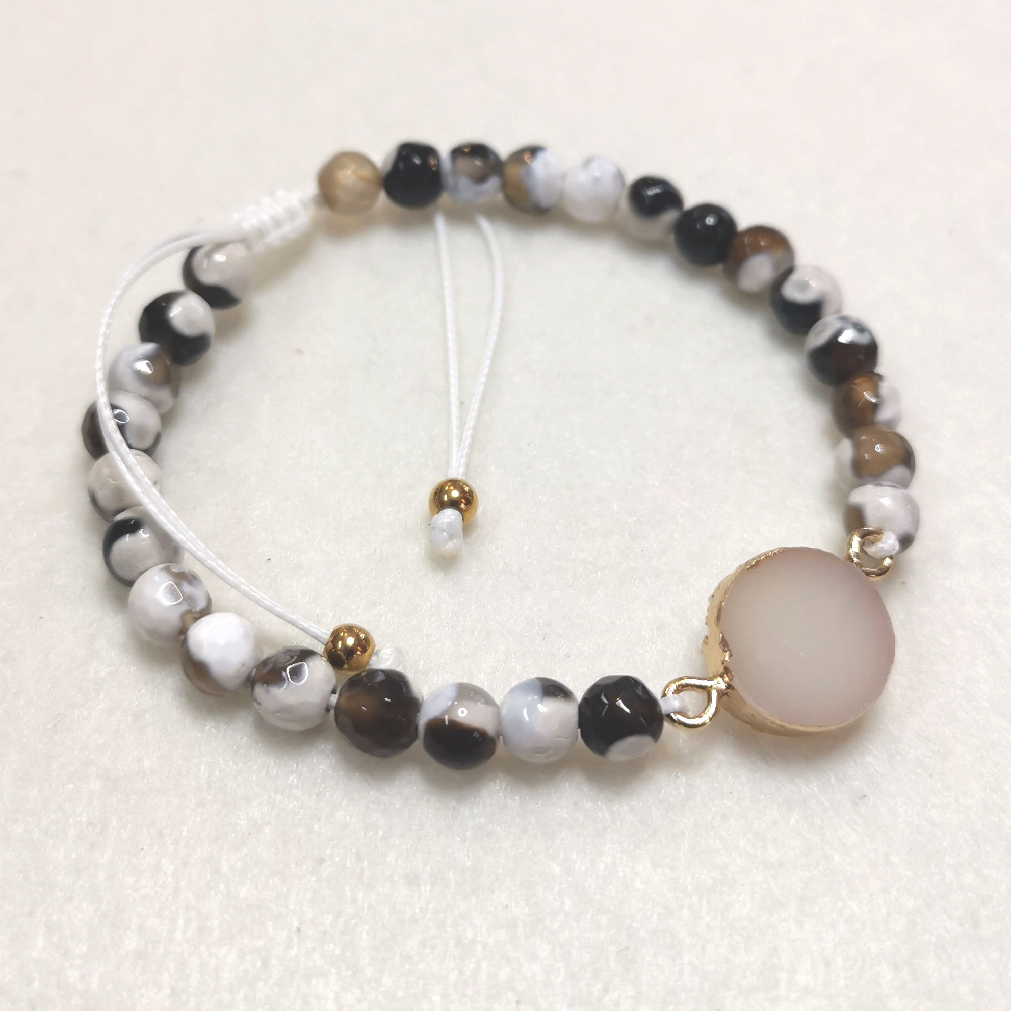 Achat Edelstein Armband schwarz-weiß-gold – für Schutz, Balance & stilvolle Klarheit