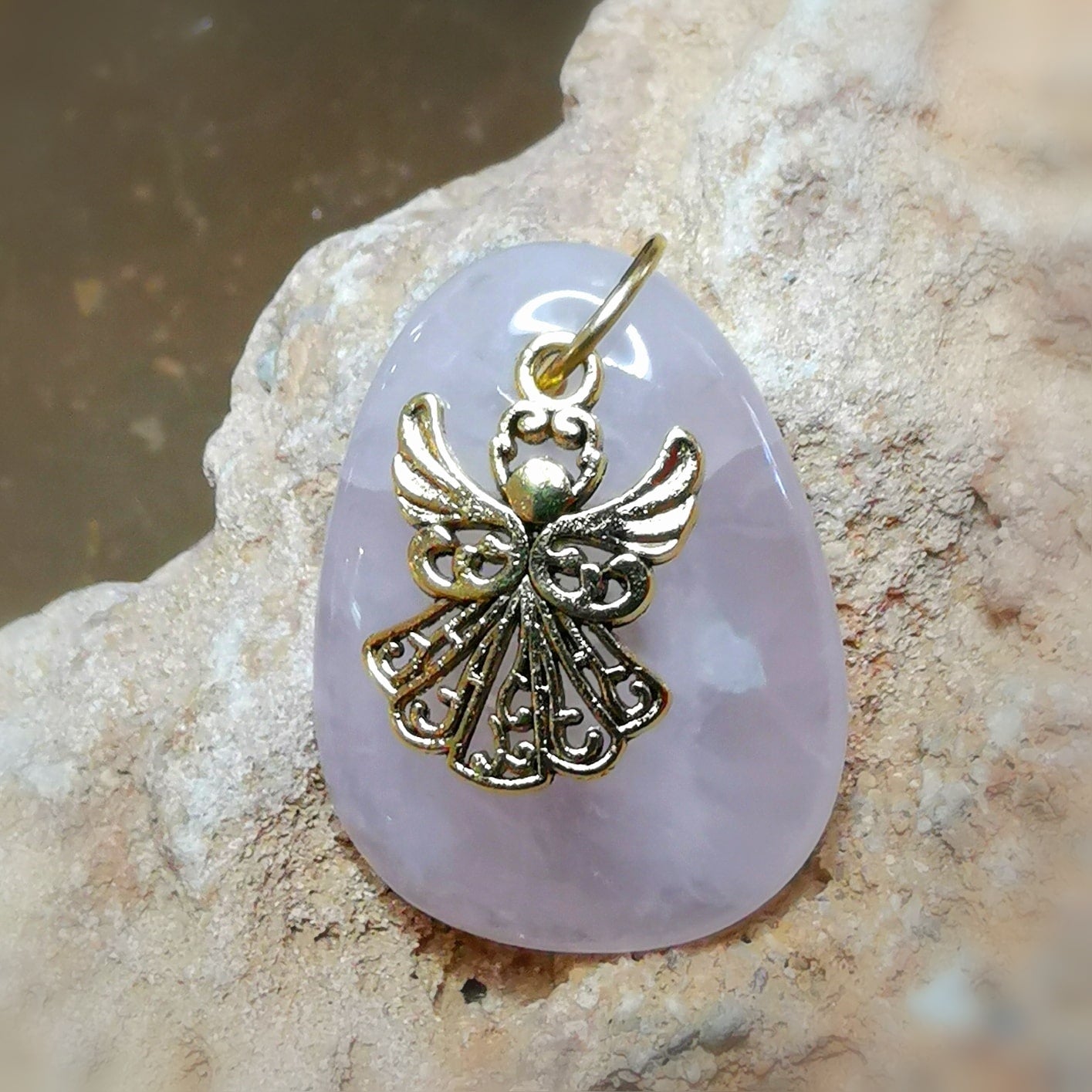 Rosenquarz Edelstein Anhänger – mit Schutzengel Charm · Gold Edelstahl · Liebe & Trost